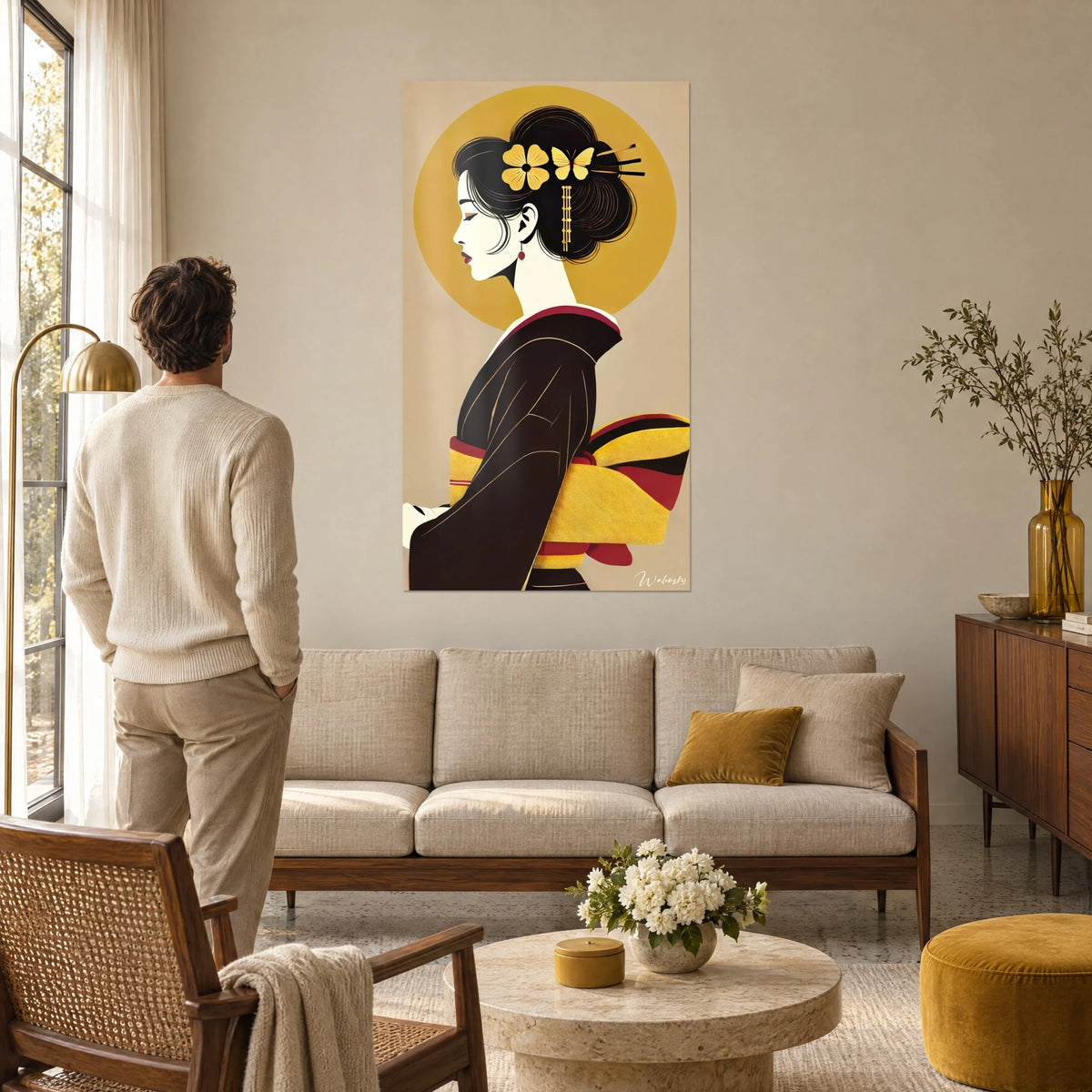 Tableau geisha de profil à l'épingle papillon dorée, kimono brun et obi jaune, au-dessus d'un canapé dans un salon lumineux