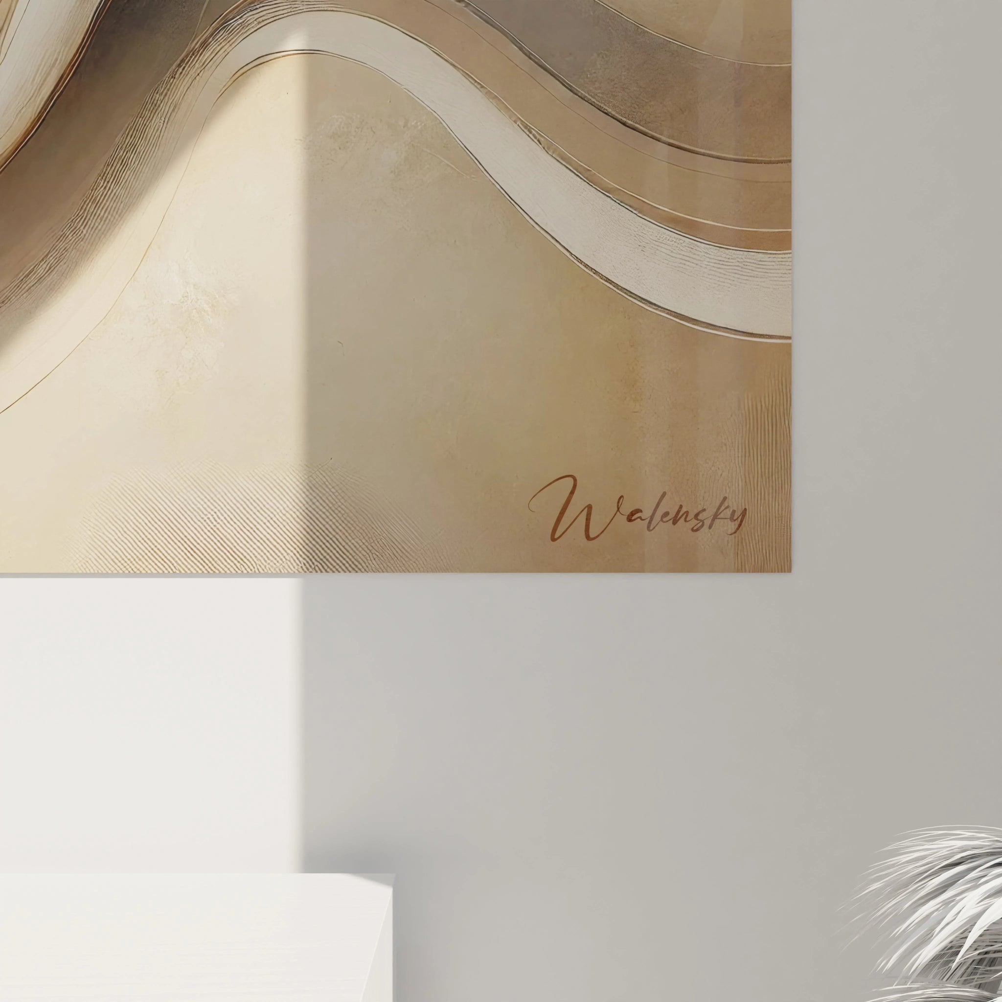 "Gros plan sur le tableau antilope. Les détails des reflets dorés et des courbes abstraites révèlent une sophistication unique, inspirée par l'élégance naturelle de la savane."