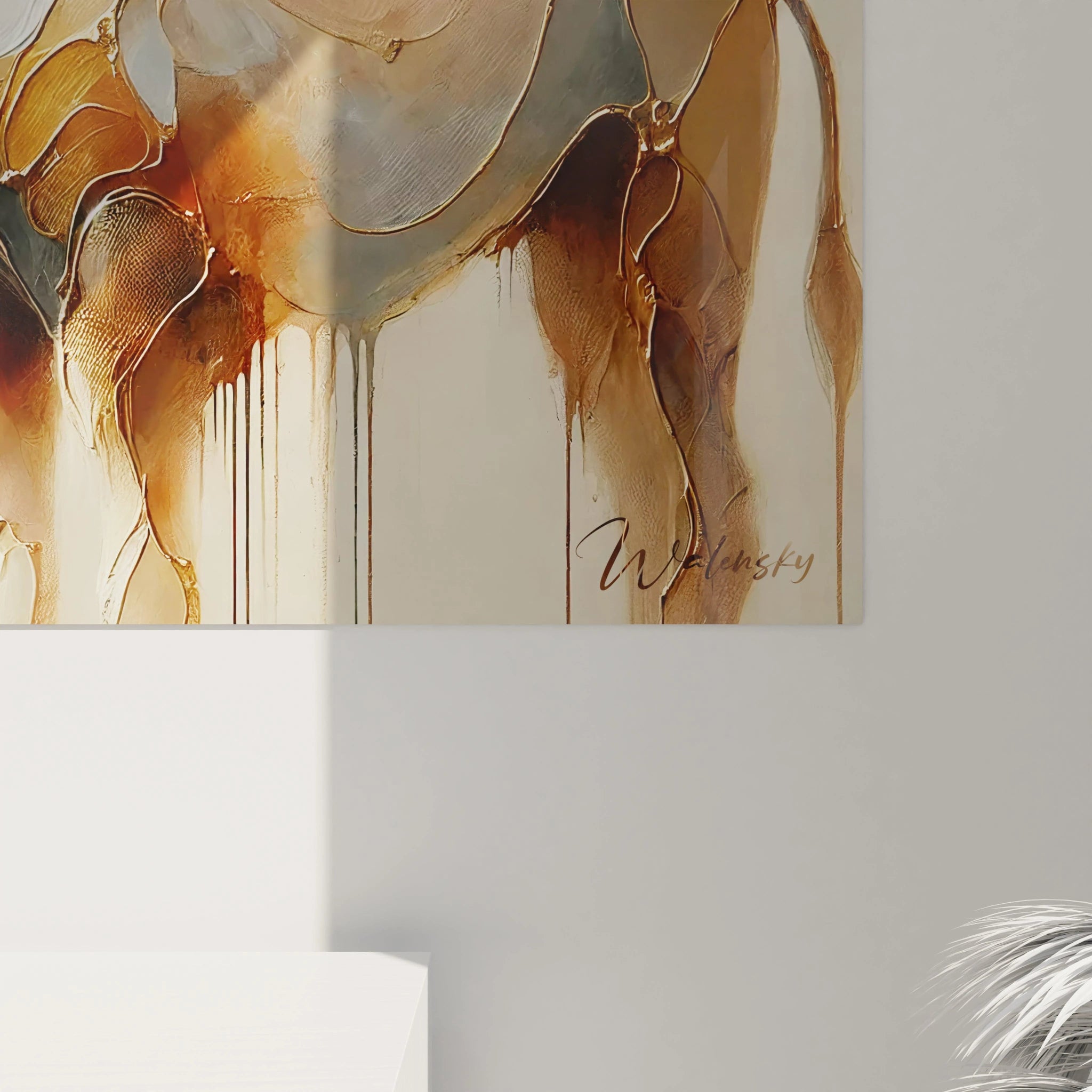 Vue de pres ce tableau chameau revele les details subtils des lignes dorees et des nuances beiges Son style abstrait capture la force tranquille du desert