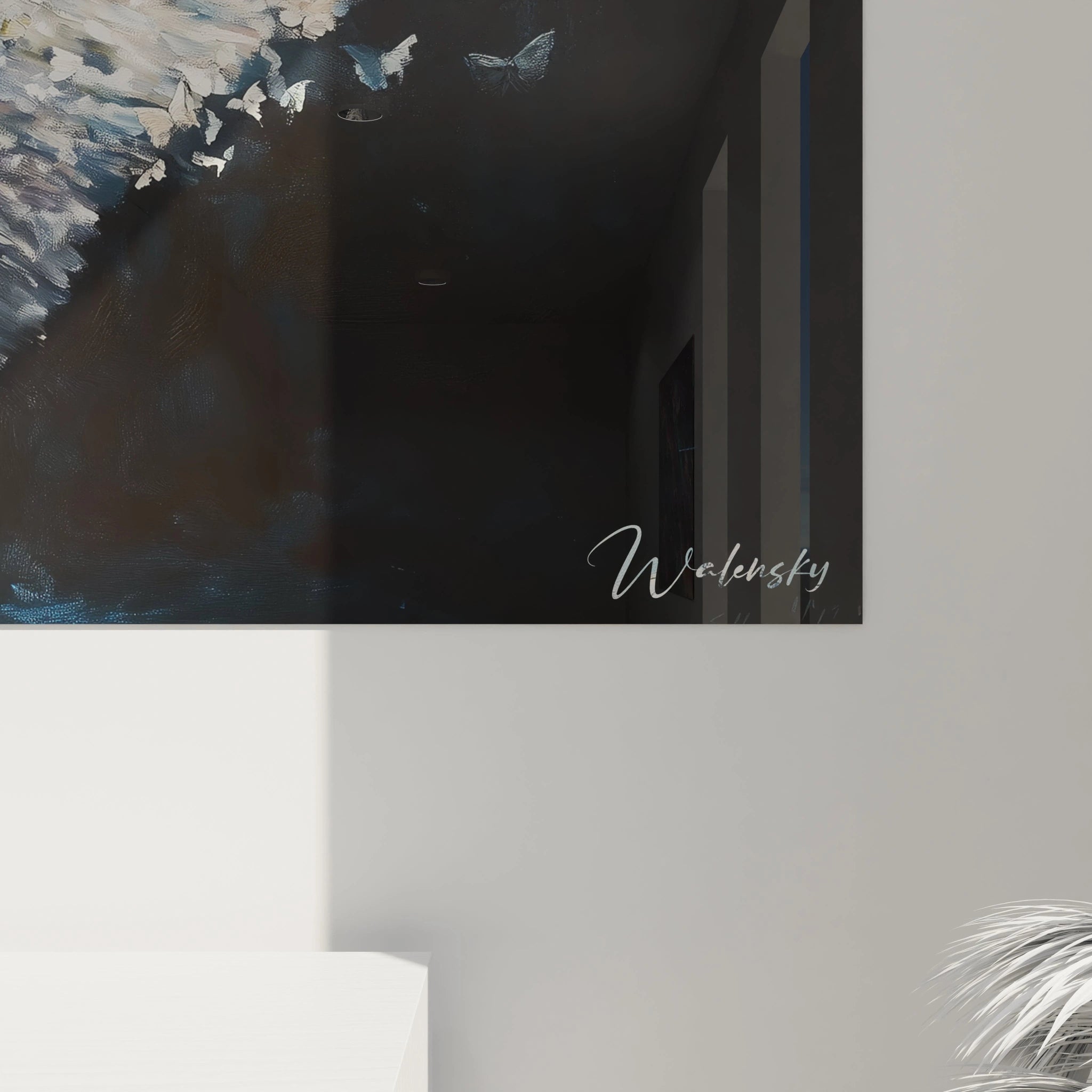 Un tableau danseuse abstrait illustrant une ballerine en mouvement, vêtue d'une robe texturée blanche et argentée, sur un arrière-plan bleu marine avec des papillons en relief.