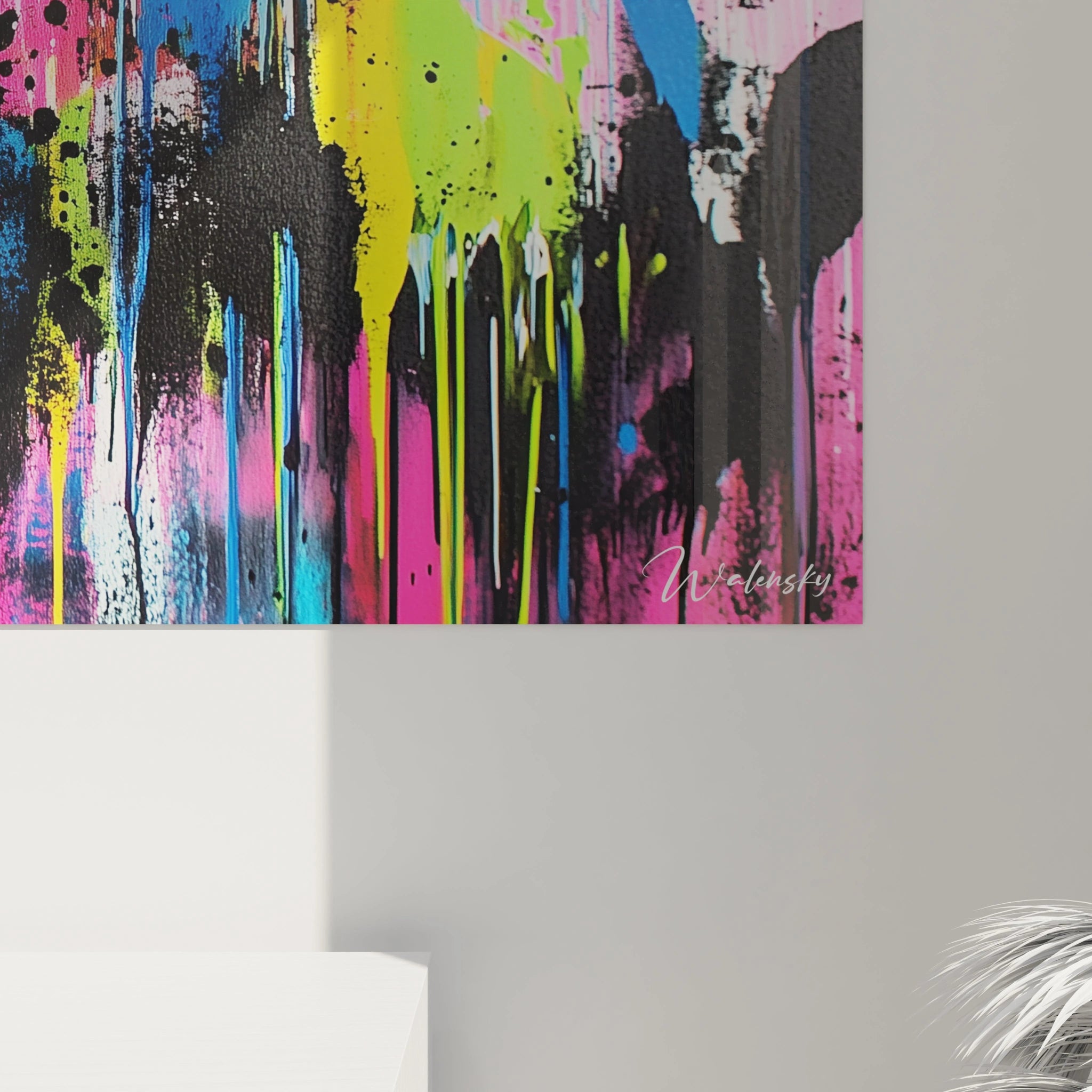 Un tableau street art urbain rectangulaire horizontal présentant des coulures de peinture vives et spontanées, où se mêlent le rose fuchsia, le bleu électrique et des touches de vert acide, avec des éclaboussures expressives typiques du graffiti contemporain.