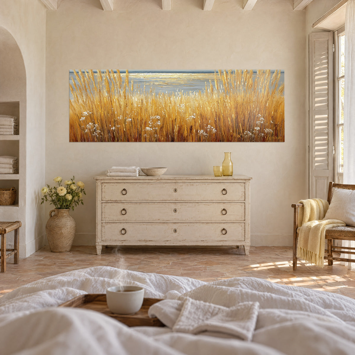Gemälde bernsteinfarbenes Schilf und zarte weiße Blüten vor silbernem Horizont, warme Brauntöne, über einem Bett in einem hellen Schlafzimmer