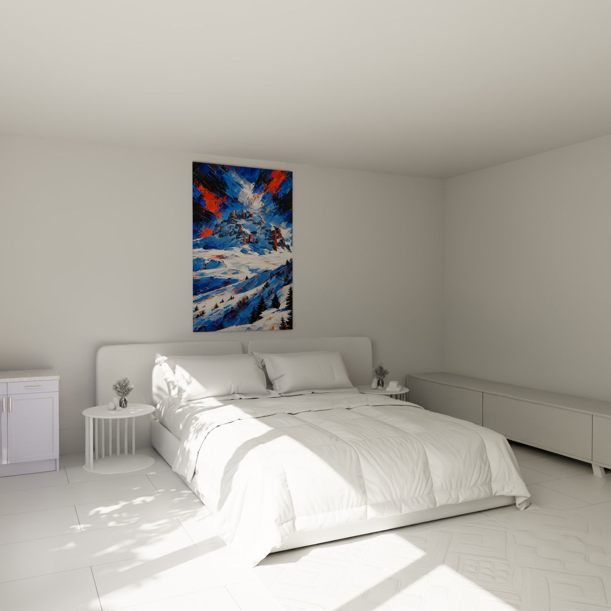 Montagne alpine en bleu marine et touches orangées, accrochée au-dessus d'un lit dans une chambre claire