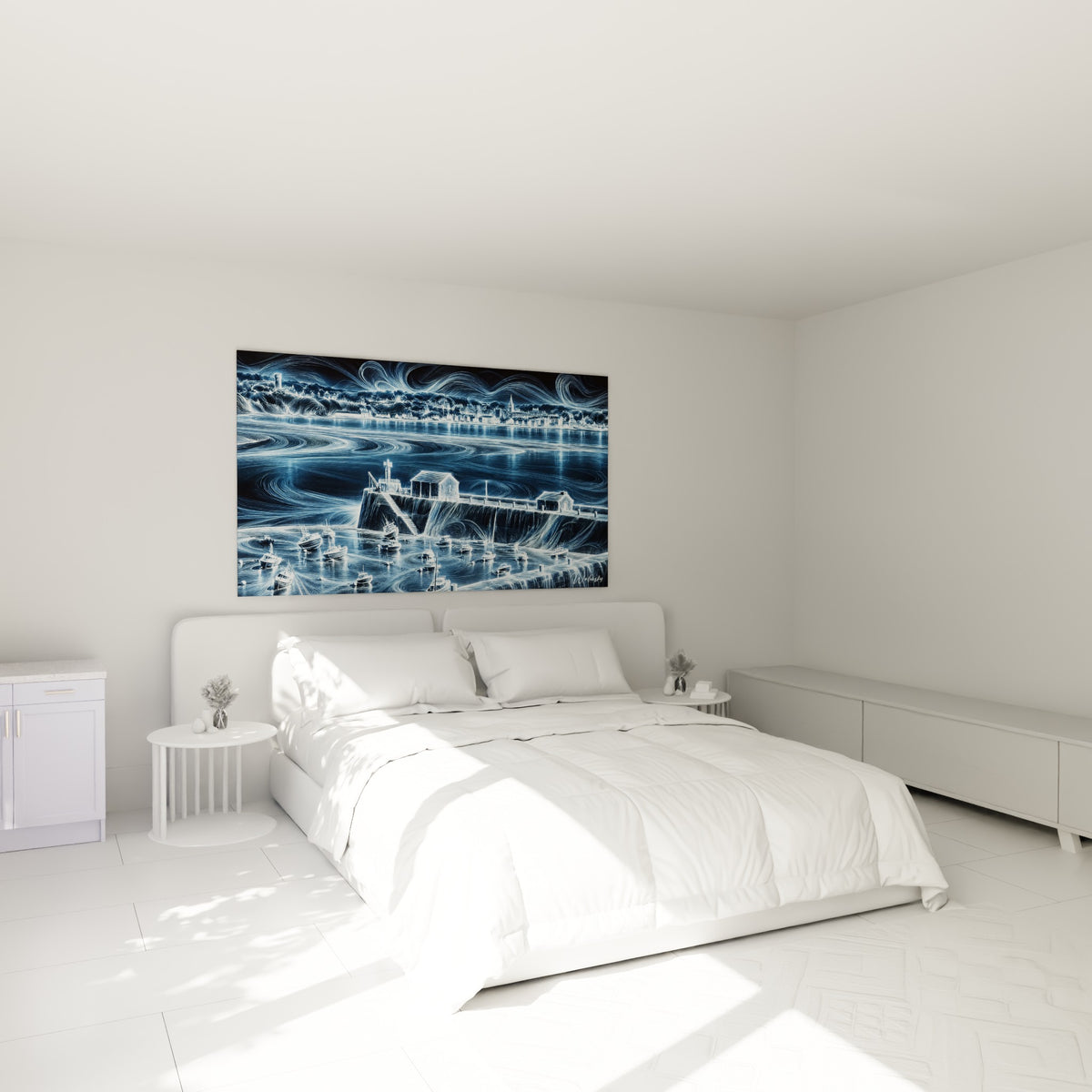 Digue et bateaux de pêche en bleu électrique et blanc, accrochés au-dessus d'un lit dans une chambre claire