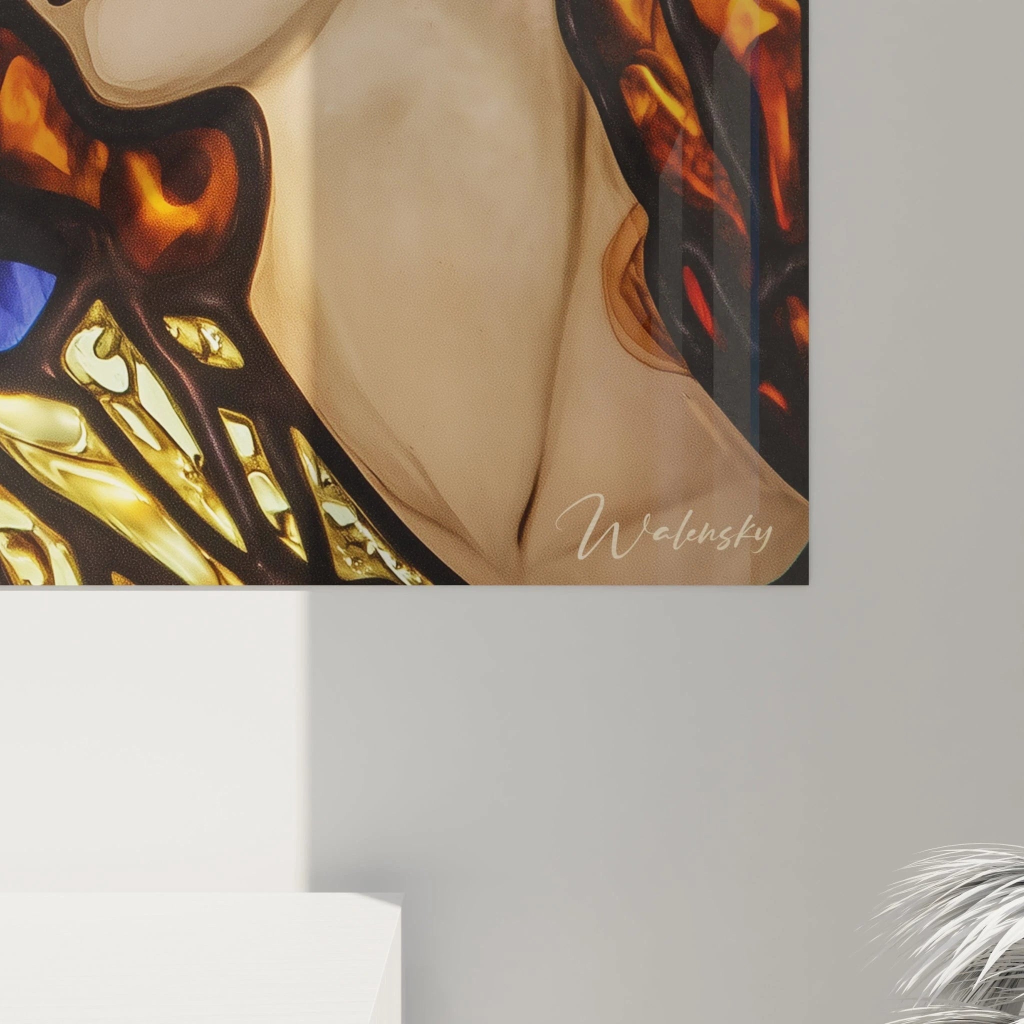 Un tableau vitraux montrant une figure féminine à la peau claire et aux cheveux ondulés, tenant une grenade aux grains visibles, avec un arrière-plan bleu-vert lumineux et des détails dorés sur sa robe.