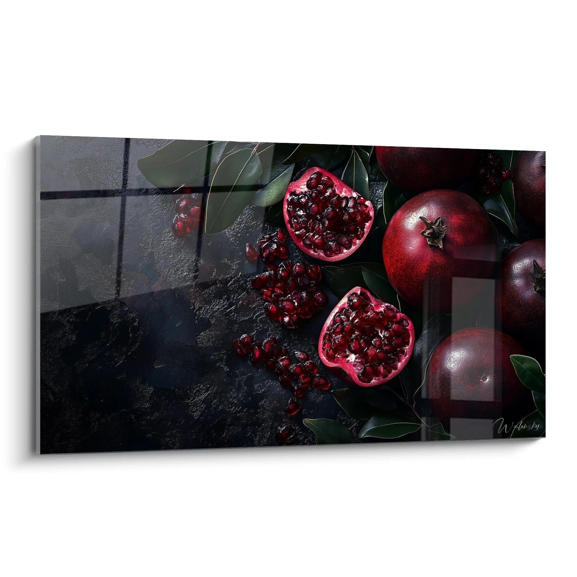 Un tableau grenade montrant plusieurs grenades entières et ouvertes, aux teintes rouges profondes, noir et vert, avec des grains brillants et un fond texturé sombre contrastant.