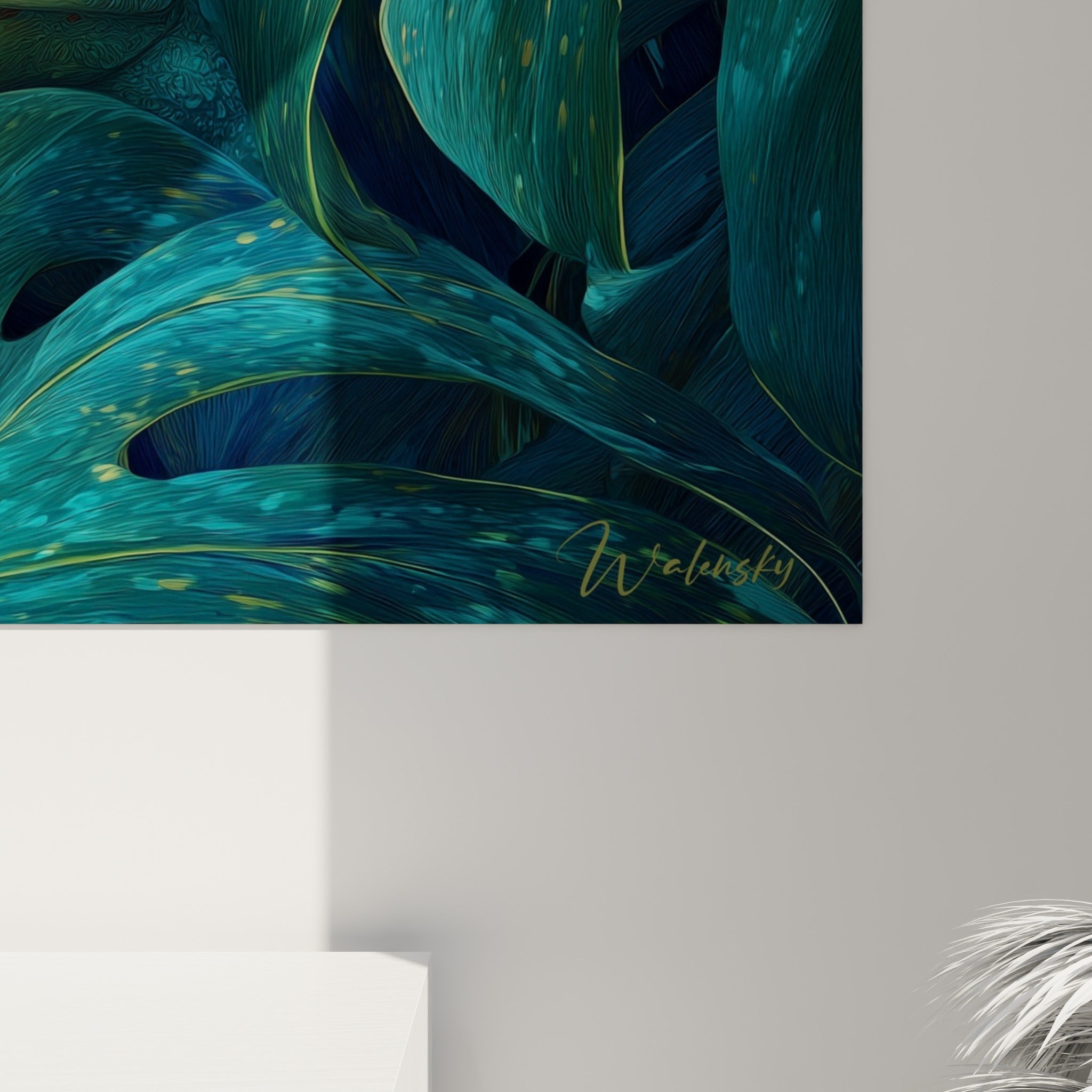 Détail des écailles turquoise et des reflets dorés de l'œil, grain de peinture visible sur les feuilles veinées