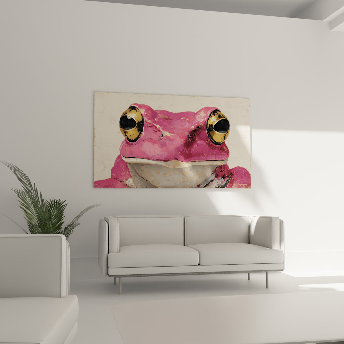 Regard perçant de la grenouille fuchsia et grise placé au-dessus d'un canapé dans un salon lumineux