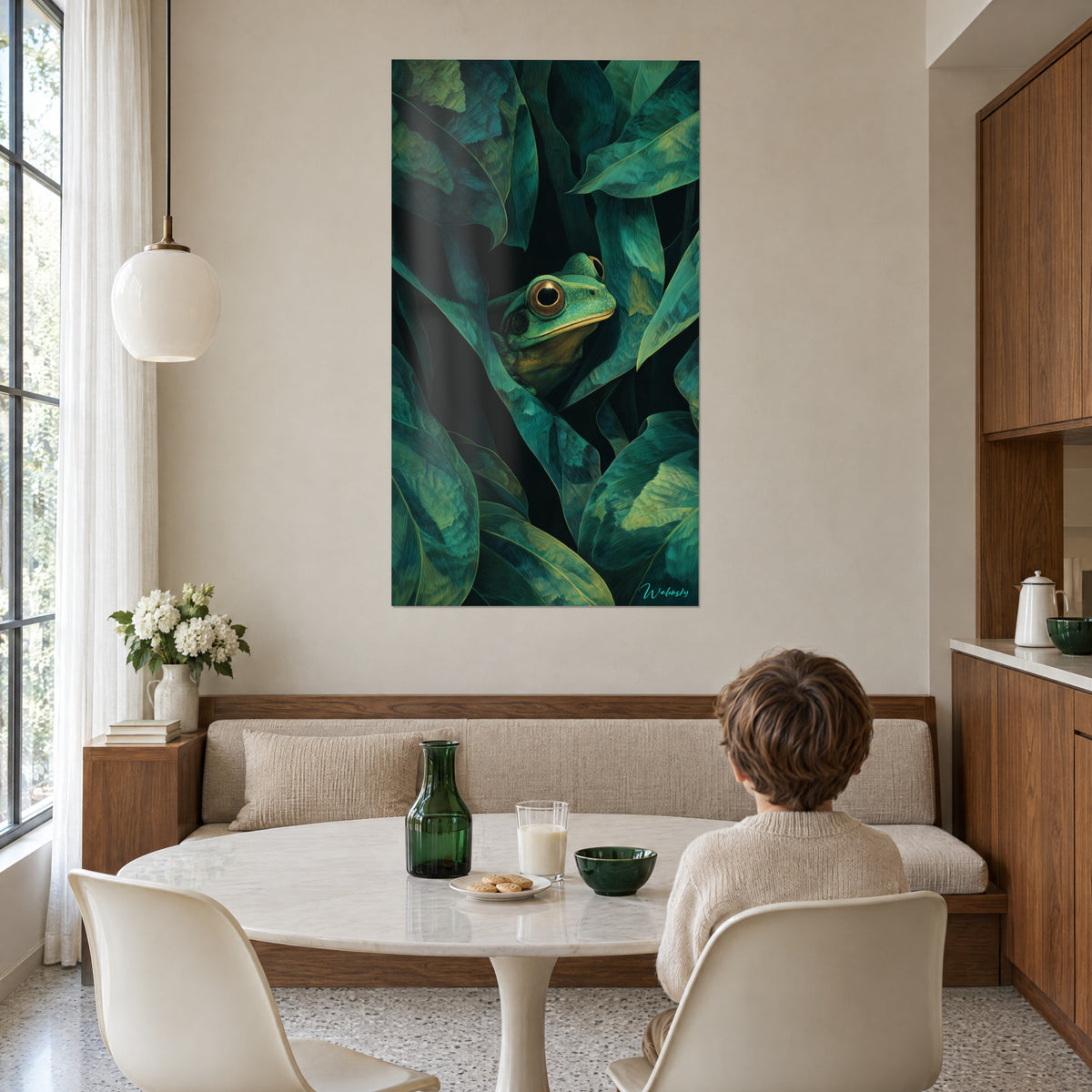 Quadro rana verde e oro che sbircia da un groviglio di foglie scure, un bambino seduto a tavola di spalle, sala da pranzo luminosa