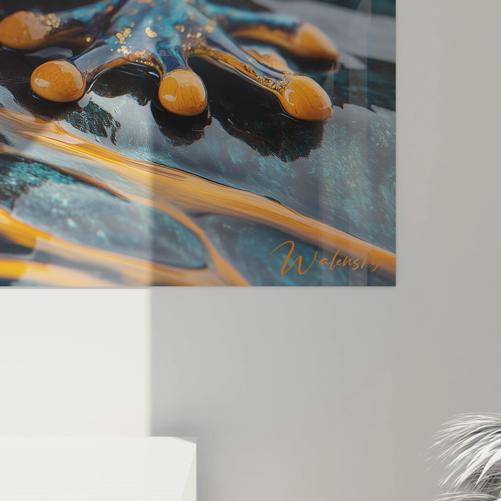 Tableau grenouille artistique présentant un amphibien aux couleurs éclatantes de bleu, orange et or. La composition frontale met en valeur ses yeux expressifs et la texture lisse de sa peau sur un arrière-plan noir profond.