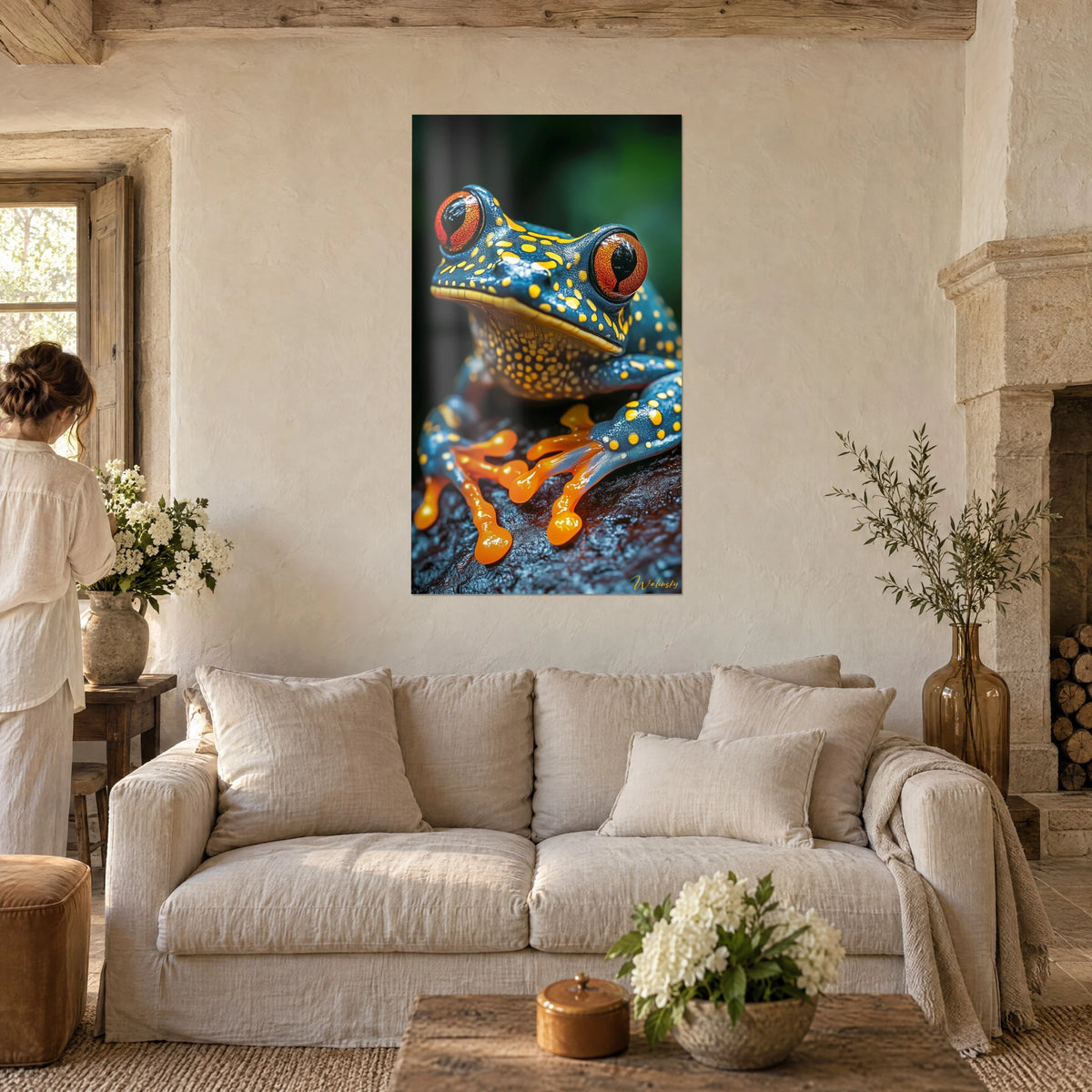 Gemälde Frosch mit schwarz umrandeten orangefarbenen Augen, mitternachtsblaue Haut mit gelben Flecken, über einem Sofa in einem hellen Wohnzimmer