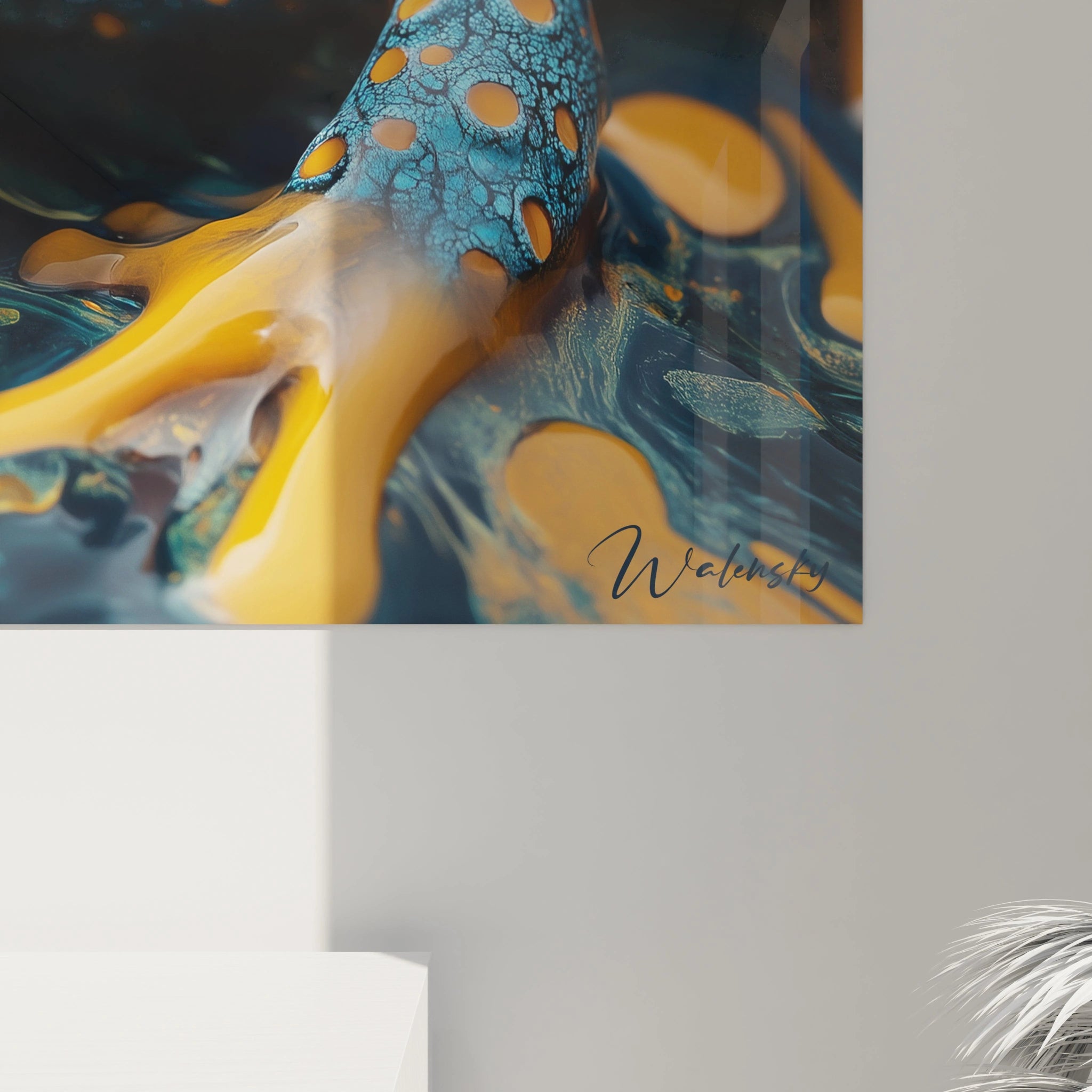 Un tableau grenouille hyperréaliste présentant un amphibien aux teintes bleu turquoise parsemé de motifs orange lumineux, avec un œil ambre expressif et brillant, sur un fond sombre rehaussé de motifs fluides bleus et orangés.