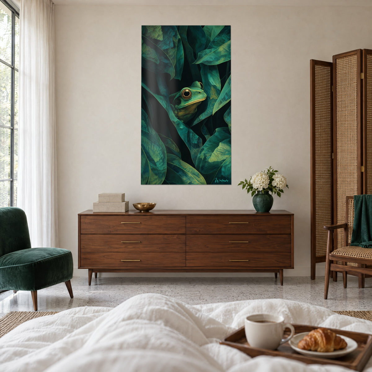 Quadro anfibio turchese nascosto in un fogliame fitto, occhio dorato bordato di marrone, sopra un letto in una camera luminosa