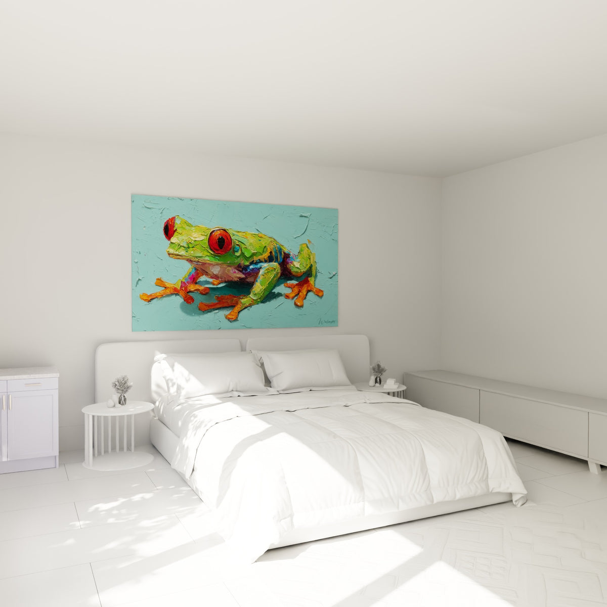 Amphibien vert vif aux reflets orangés accroché au-dessus d'un lit dans une chambre claire