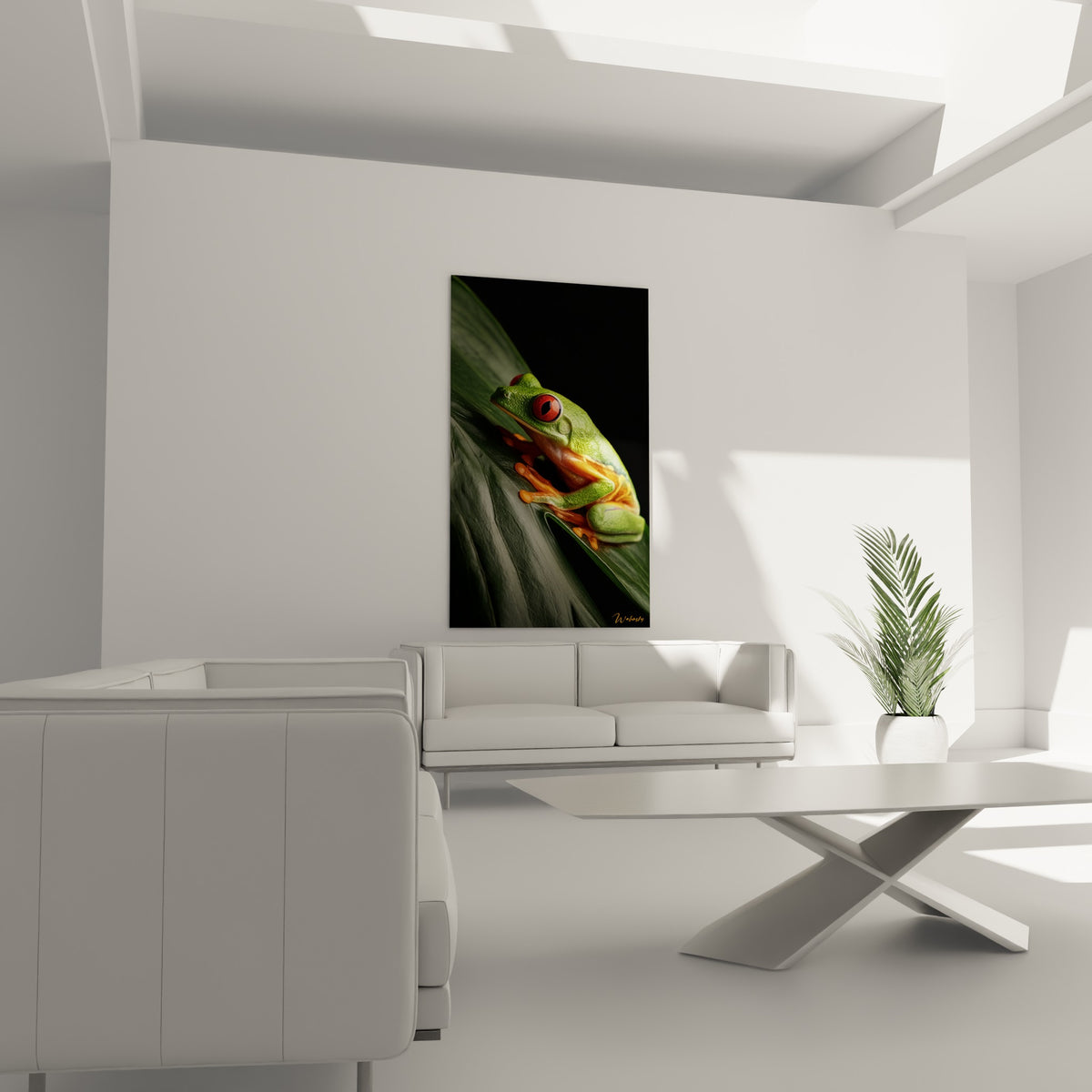 Batracien vert et orangé sur feuille tropicale au-dessus d'un canapé dans un salon lumineux