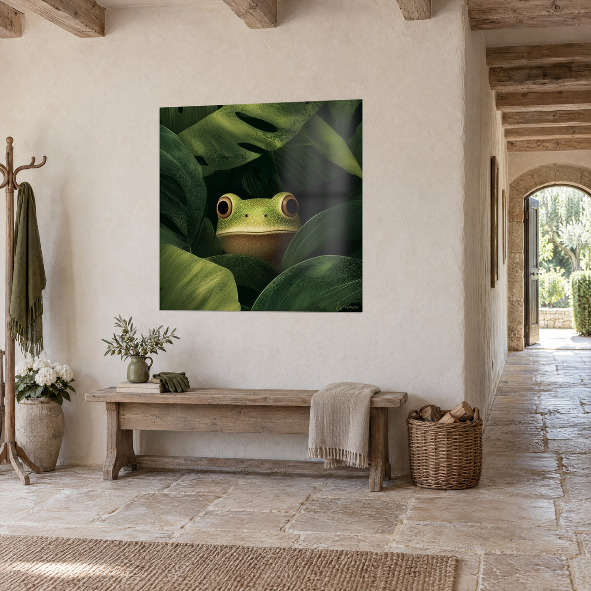 Schilderij appelgroene boomkikker met bruin gespikkelde kin, omringd door grote donkere bladeren, crèmekleurige muur van een stenen gang