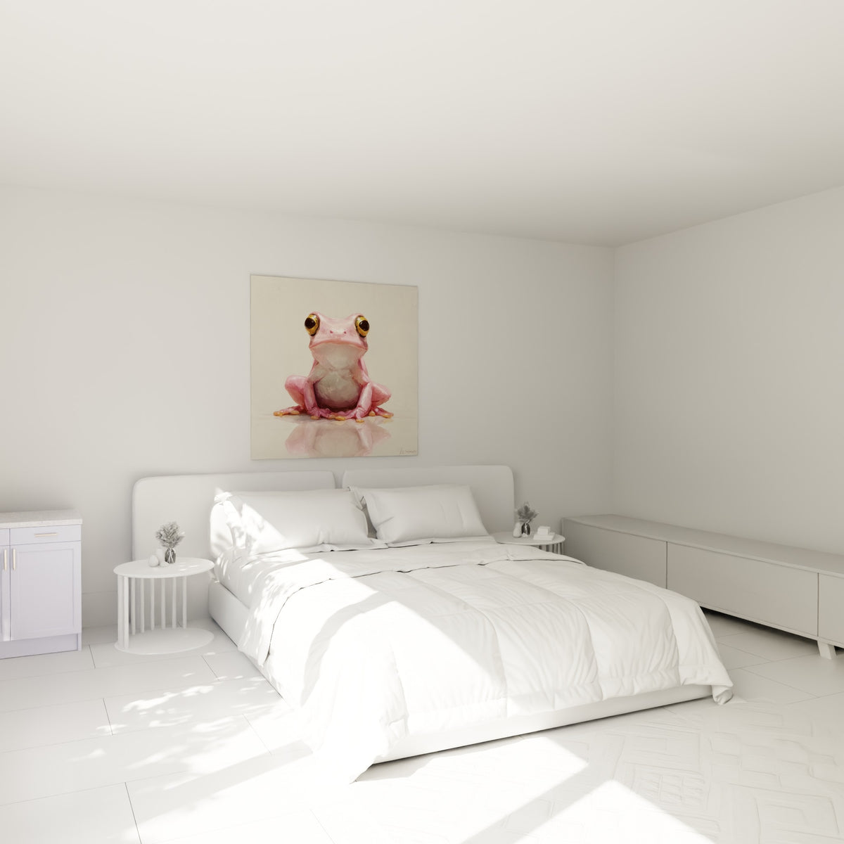 Yeux dorés perçants d'une grenouille rose pastel accrochée au-dessus d'un lit dans une chambre claire
