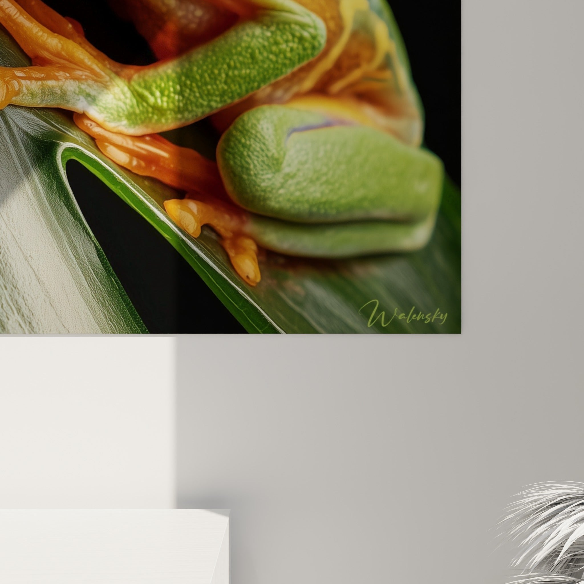 Détail de la peau granuleuse vert émeraude et des orteils orangés luisants de la grenouille, grain visible de l'impression