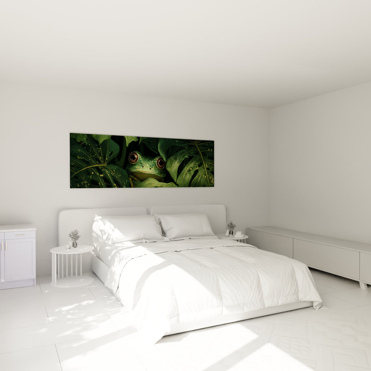 Amphibien doré et vert sombre entre des feuilles tropicales, au-dessus d'un lit dans une chambre claire