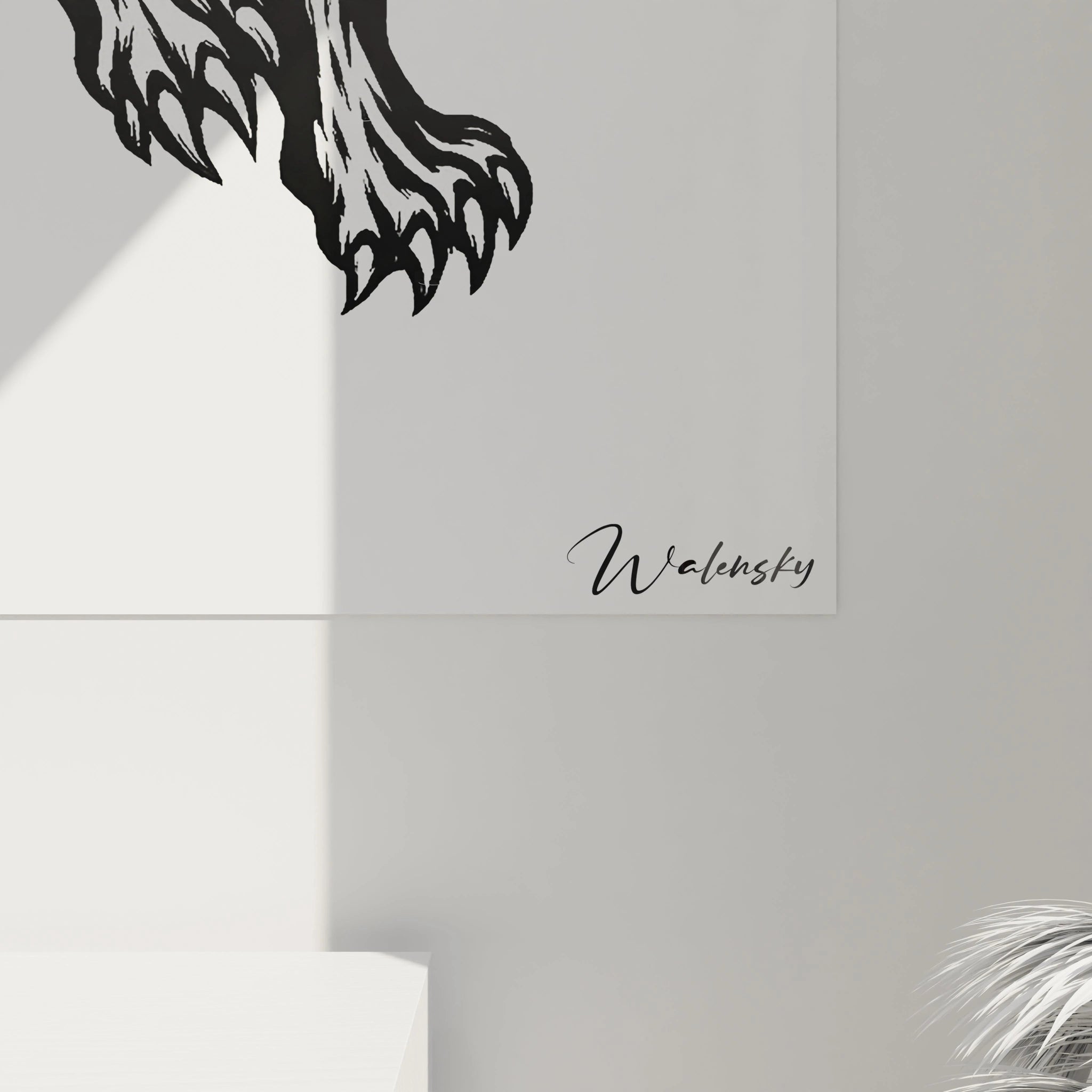 Un tableau tigre expressif en monochrome noir et blanc montrant un félin rugissant au corps courbé. Les coups de pinceau précis et variés créent des textures dynamiques qui évoquent le mouvement et la force, avec une attention particulière aux détails anatomiques.