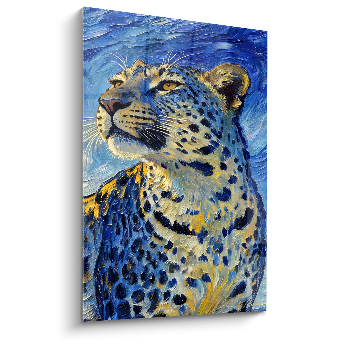Guépard aux taches noires et pelage doré, regard levé sur fond bleu marine tourbillonnant