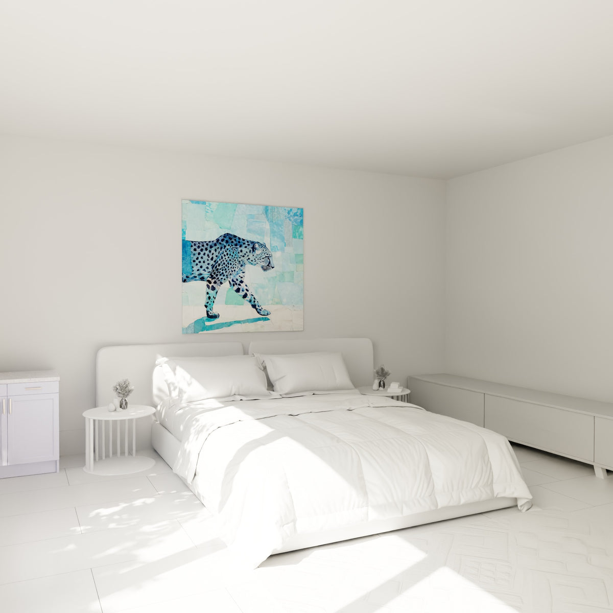 Félin turquoise et anthracite en pleine traque, accroché au-dessus d'un lit dans une chambre claire