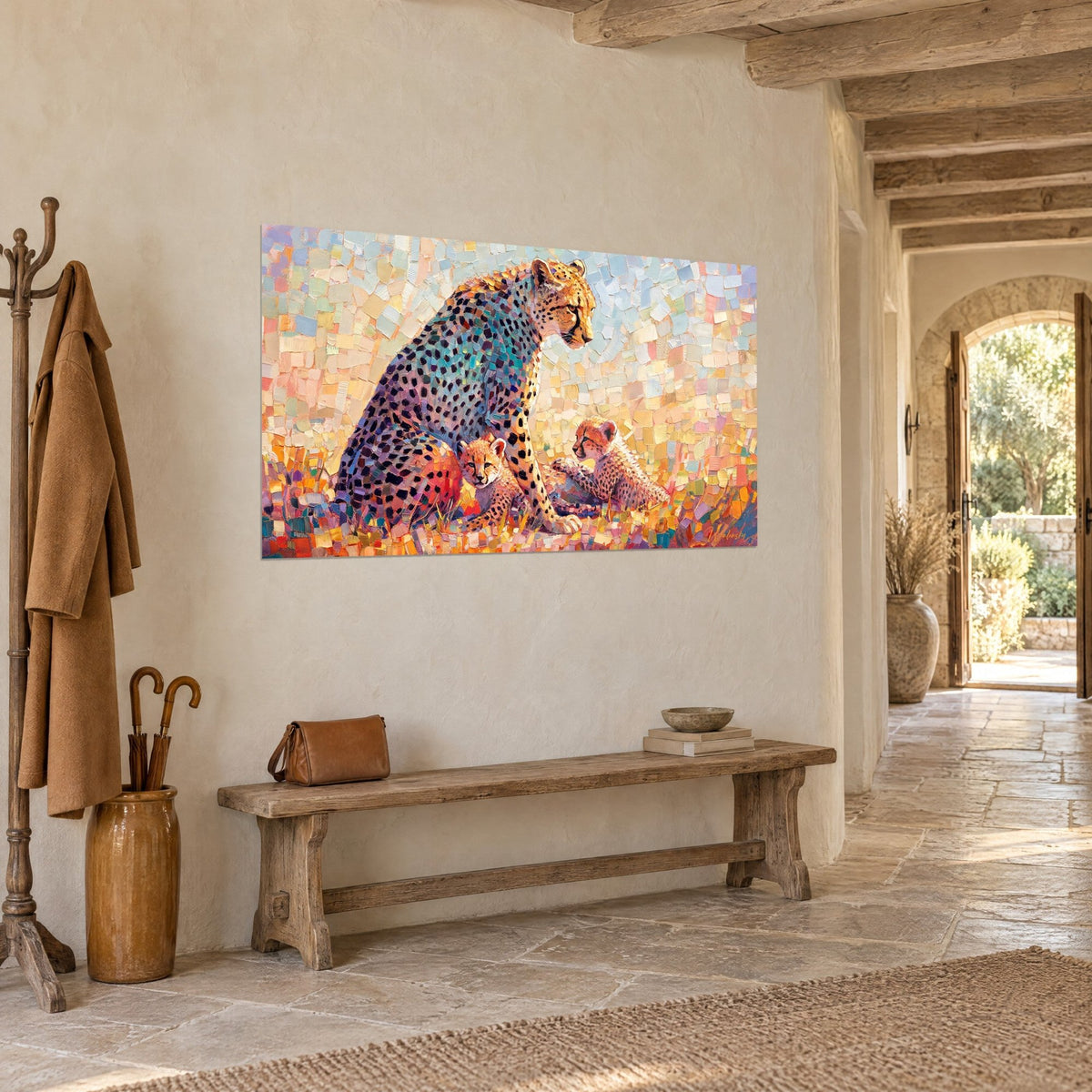 Quadro felino maculato seduto, pelo blu-verde e arancio in pennellate spesse, due cuccioli ai suoi piedi, corridoio in pietra