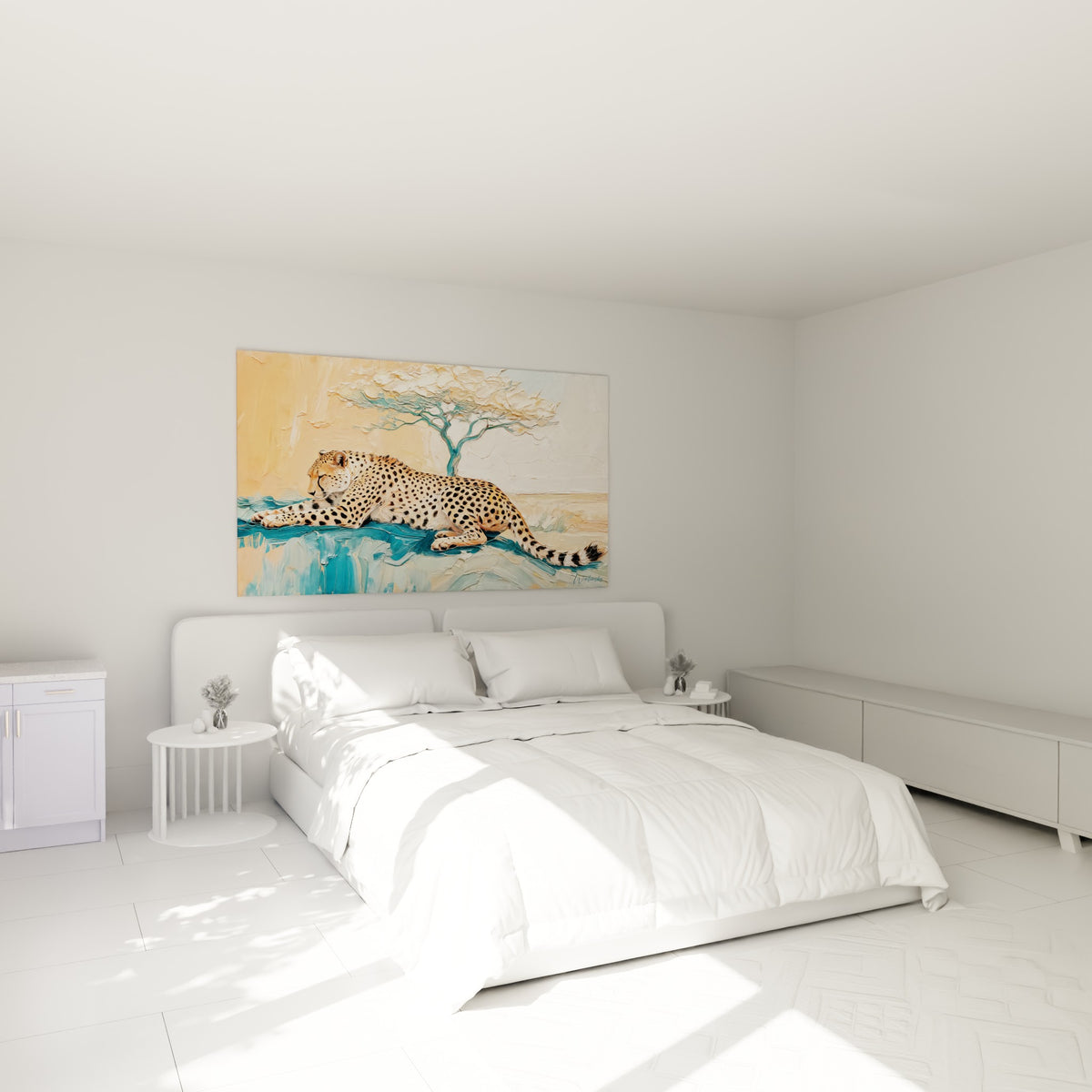 Guépard étendu sous un acacia bleu turquoise et pêche, accroché au-dessus d'un lit dans une chambre claire