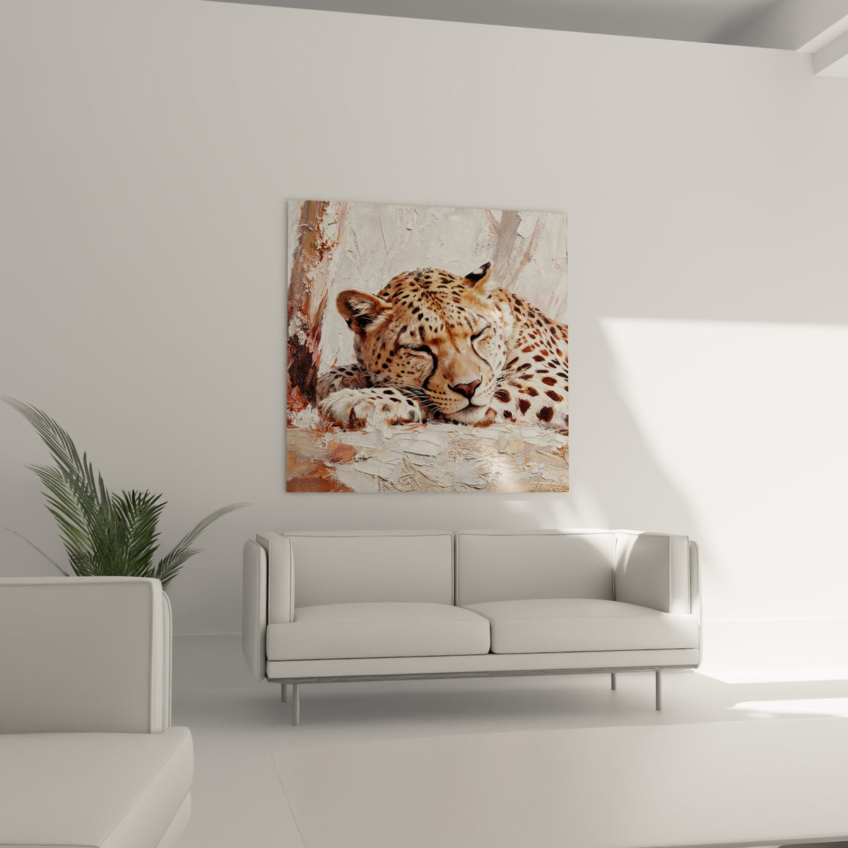 Fauve au repos dans des nuances ocre et brun, museau rosé détendu, au-dessus d'un canapé dans un salon lumineux
