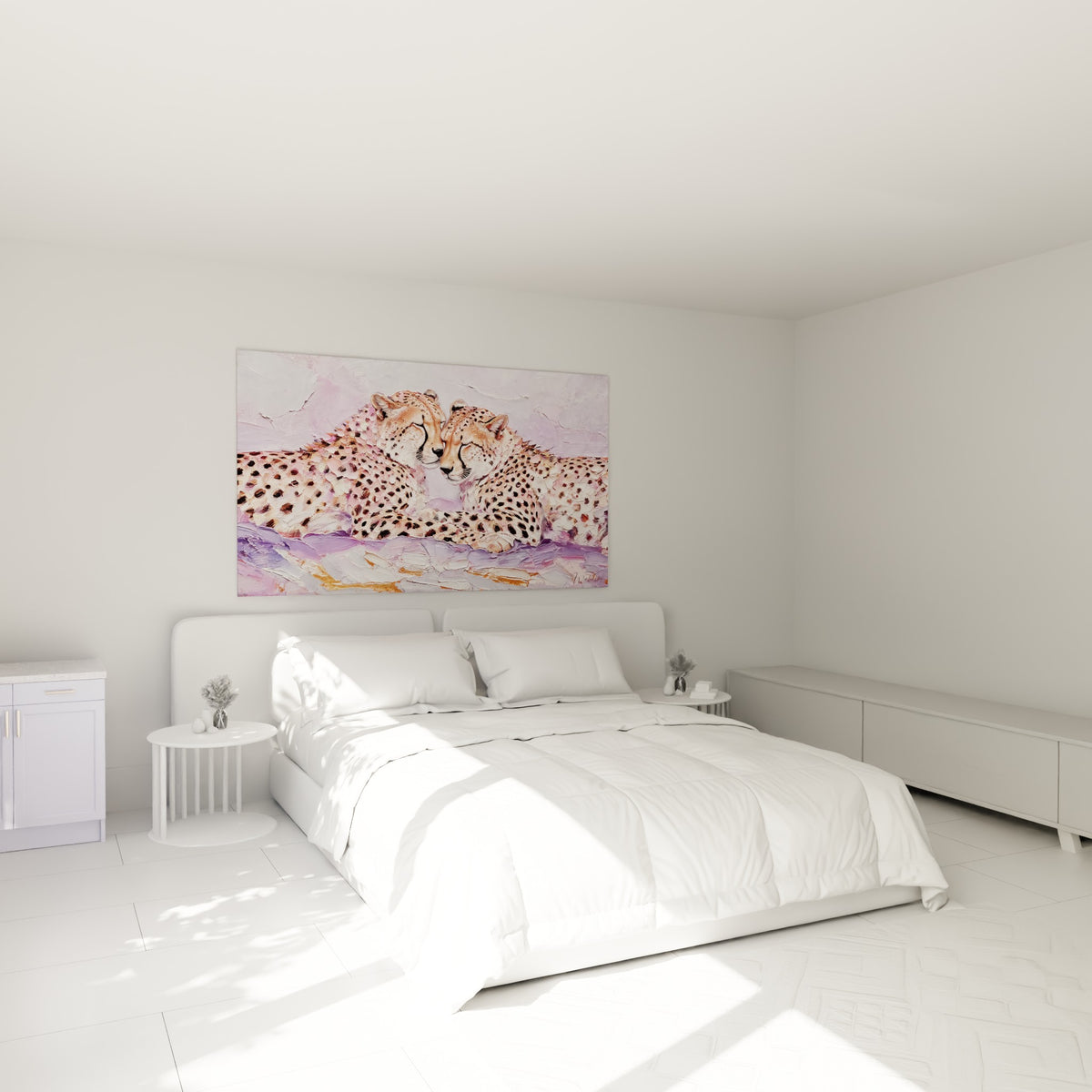 Guépards blottis en tons mauve et crème, accrochés au-dessus d'un lit dans une chambre claire
