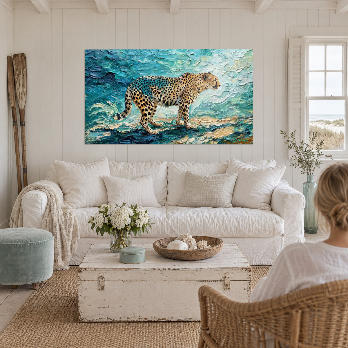 Guépard fauve traversant des vagues turquoise, accroché au-dessus d'un lit dans une chambre claire