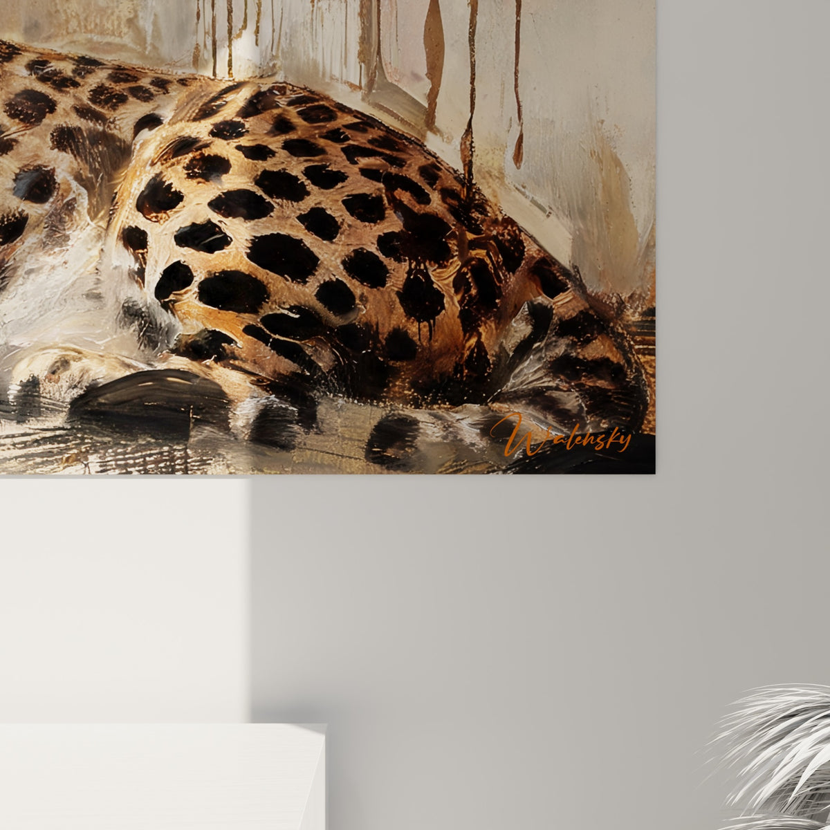Détail des coulures brunes et taches noires du guépard, empâtements texturés sur fond beige crème