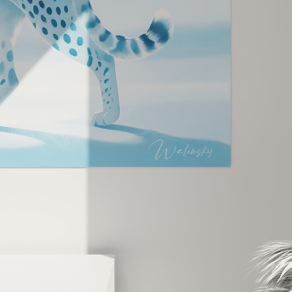 Détail du pelage texturé blanc et des taches bleu profond du guépard sous la lumière lunaire diffuse