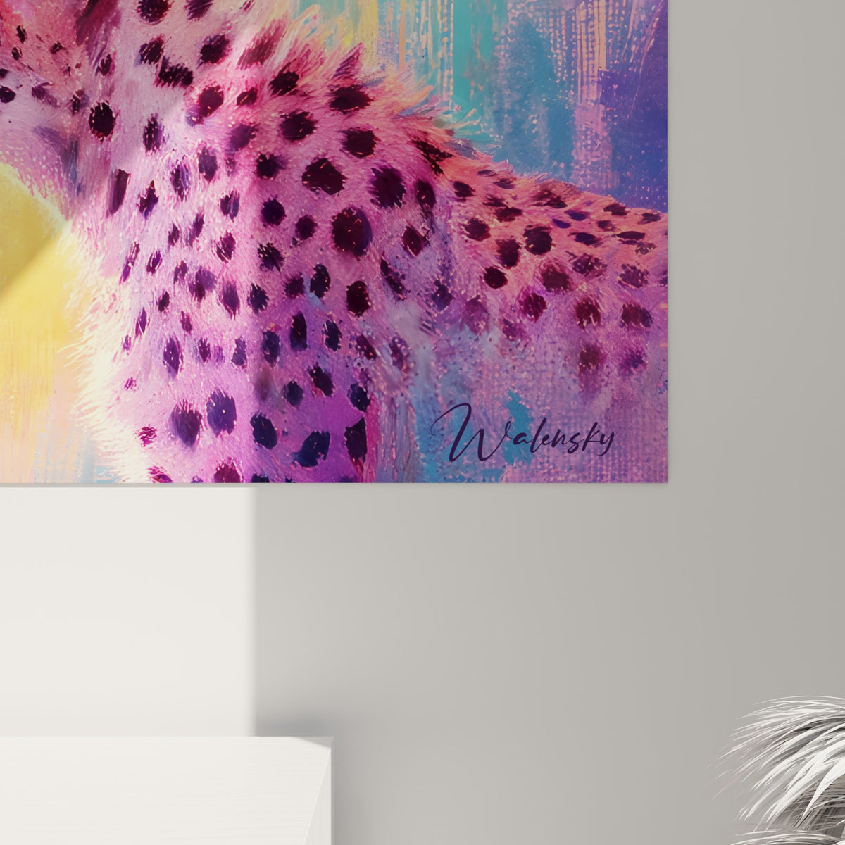 Détail du pelage rose et noir des guépards, empâtements et coulures turquoise visibles sur la toile