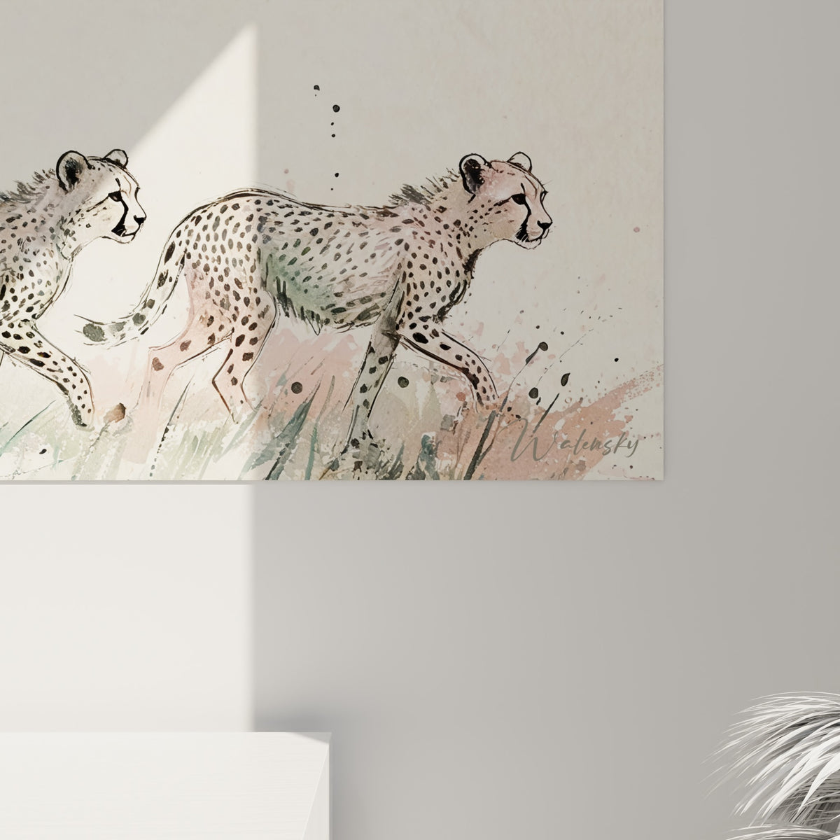 Détail du pelage tacheté noir et beige du guépard, coulures d'aquarelle rose et grise visibles
