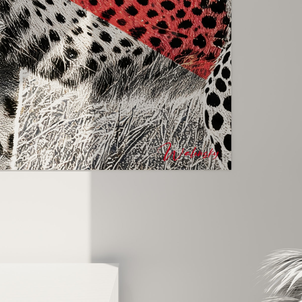 Détail du pelage tacheté noir et blanc du guépard où la peinture rouge affleure en coulures fines