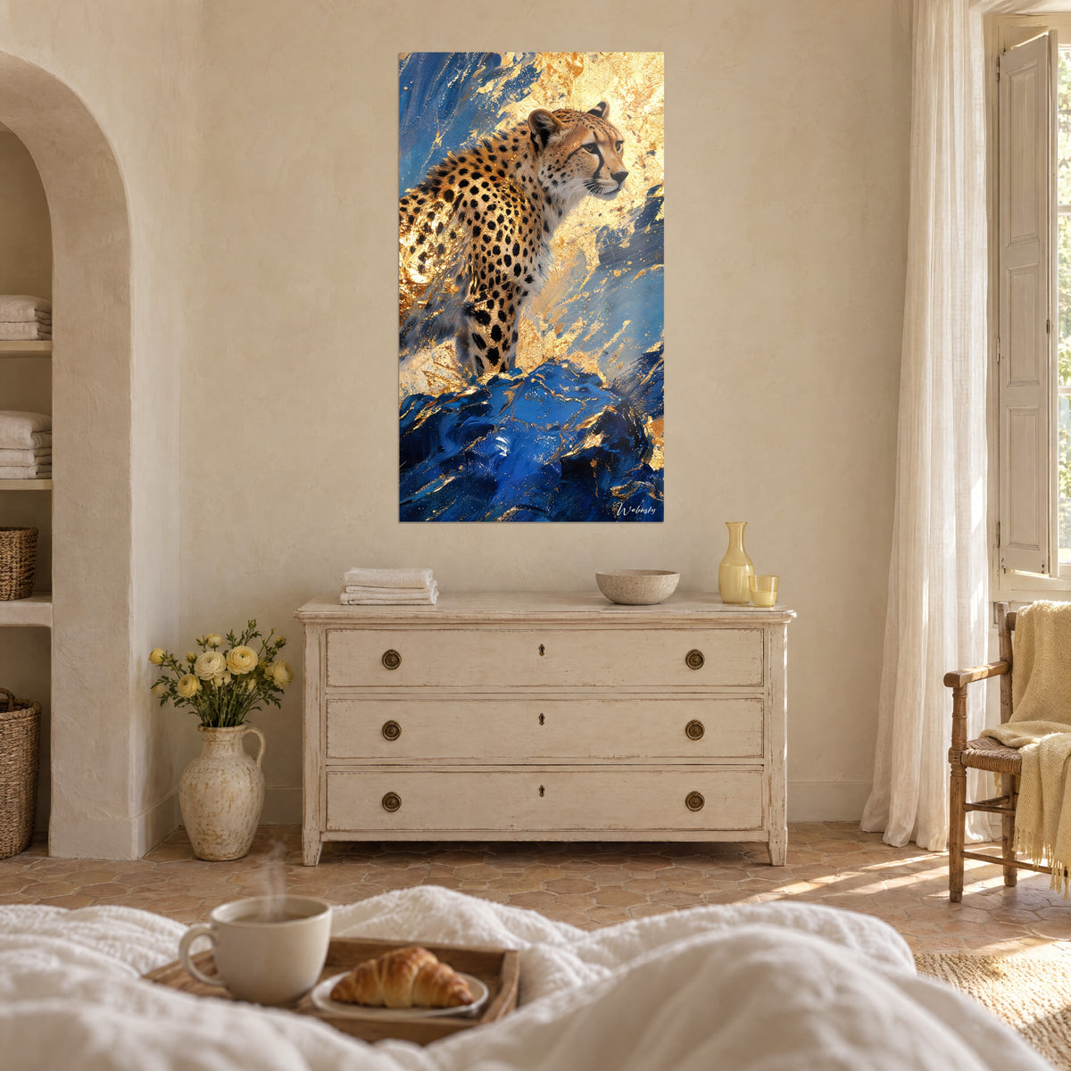 Tableau grand fauve à pelage ocre et taches noires sur un rocher indigo, éclats d'or, au-dessus d'un lit dans une chambre claire