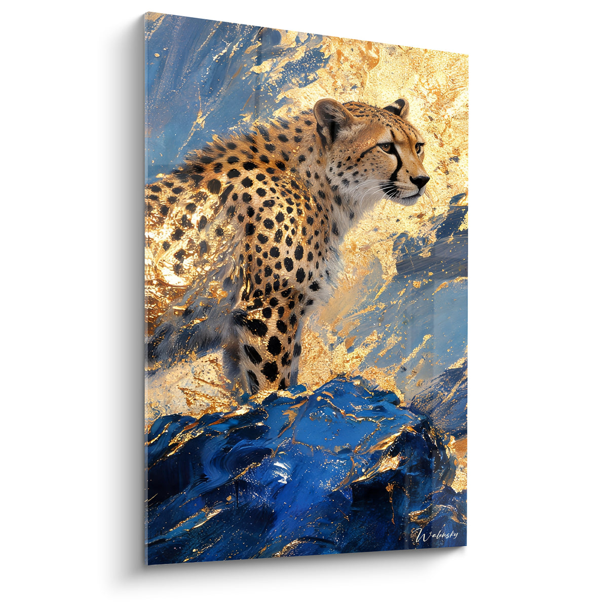 Guépard doré et beige au regard fixe, posture élancée sur un rocher bleu marine strié d'or