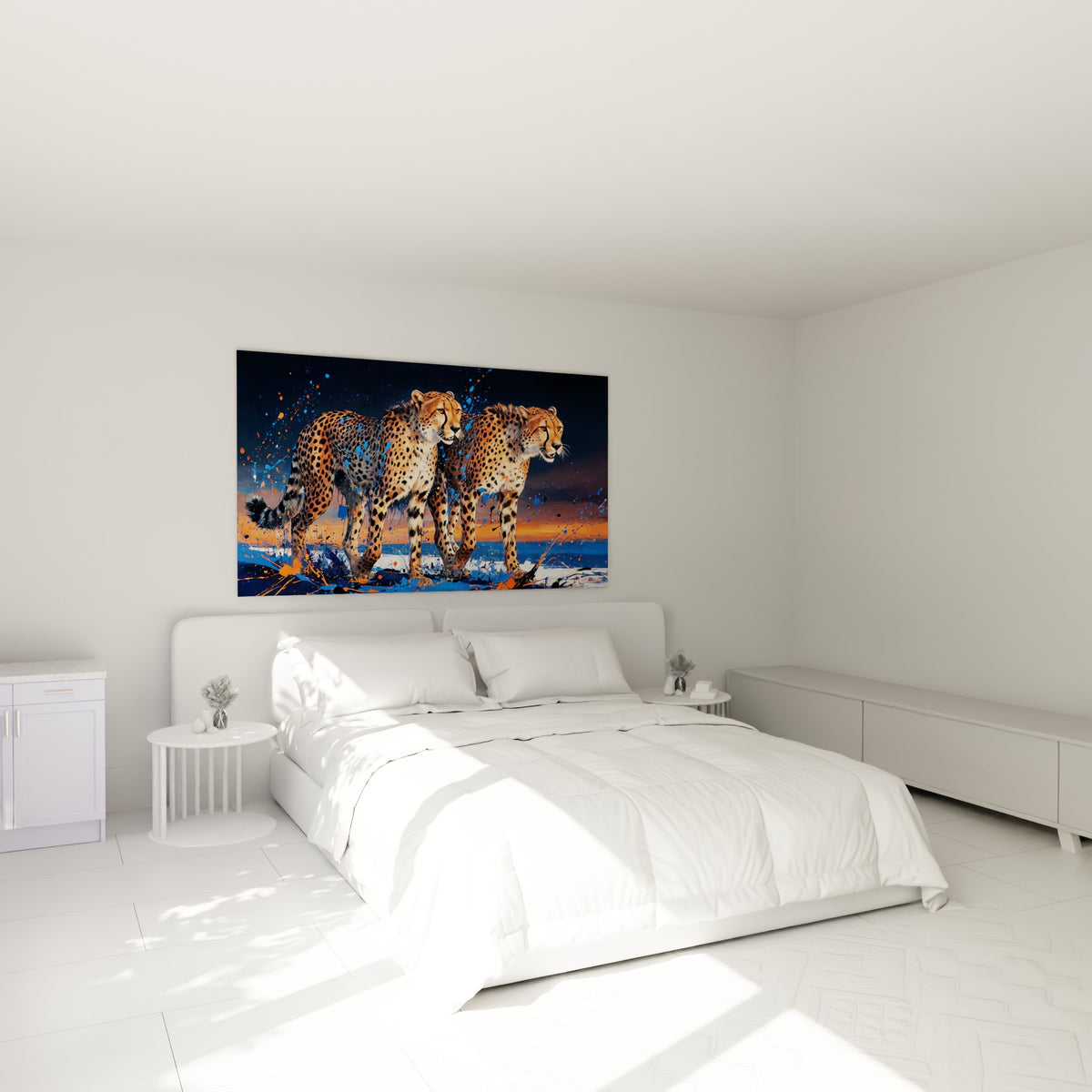 Guépards fauves en marche, taches noires et bleu marine éclaboussé, au-dessus d'un lit dans une chambre claire