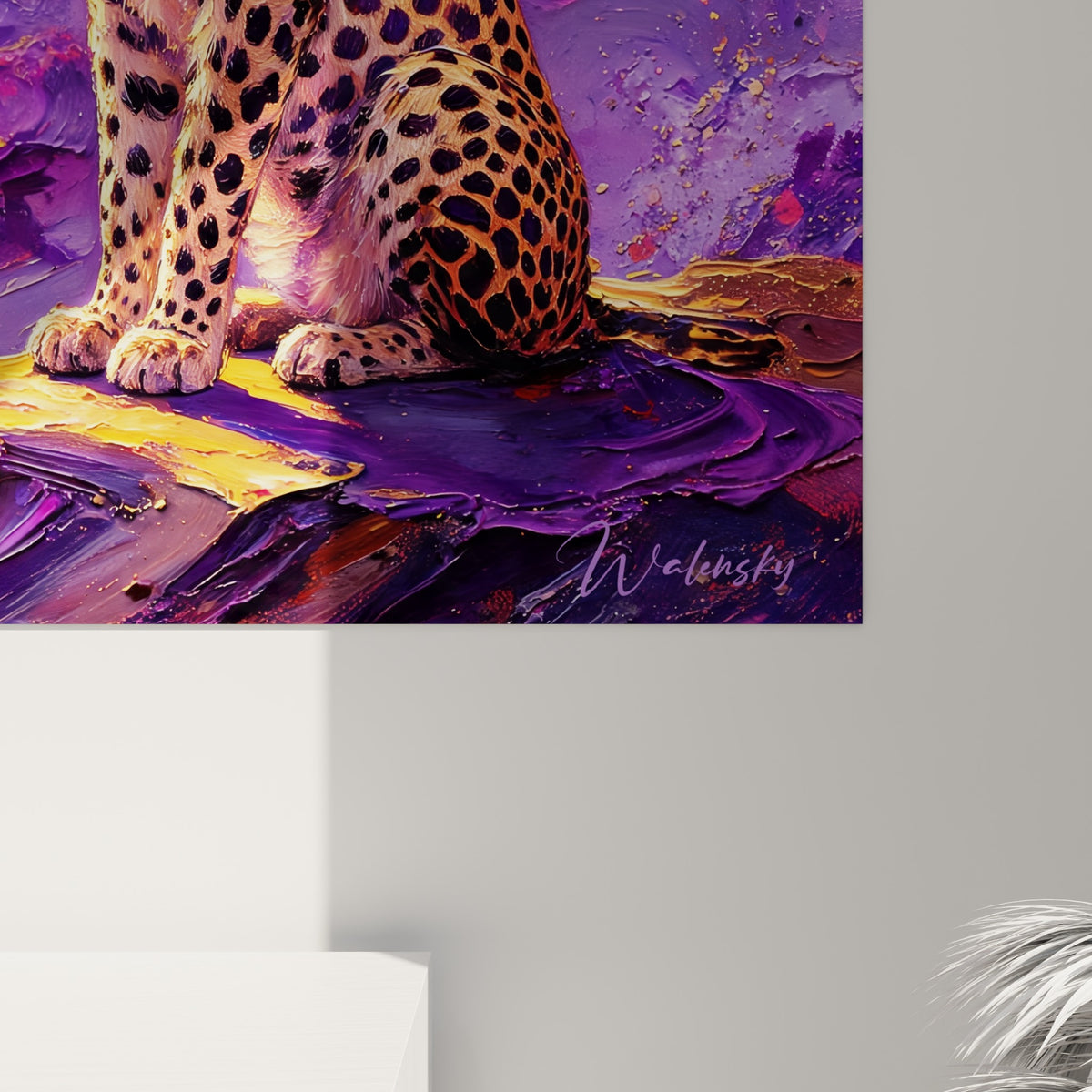 Empâtements épais et coulures dorées sur le pelage tacheté du guépard, reliefs violets et magenta visibles de près