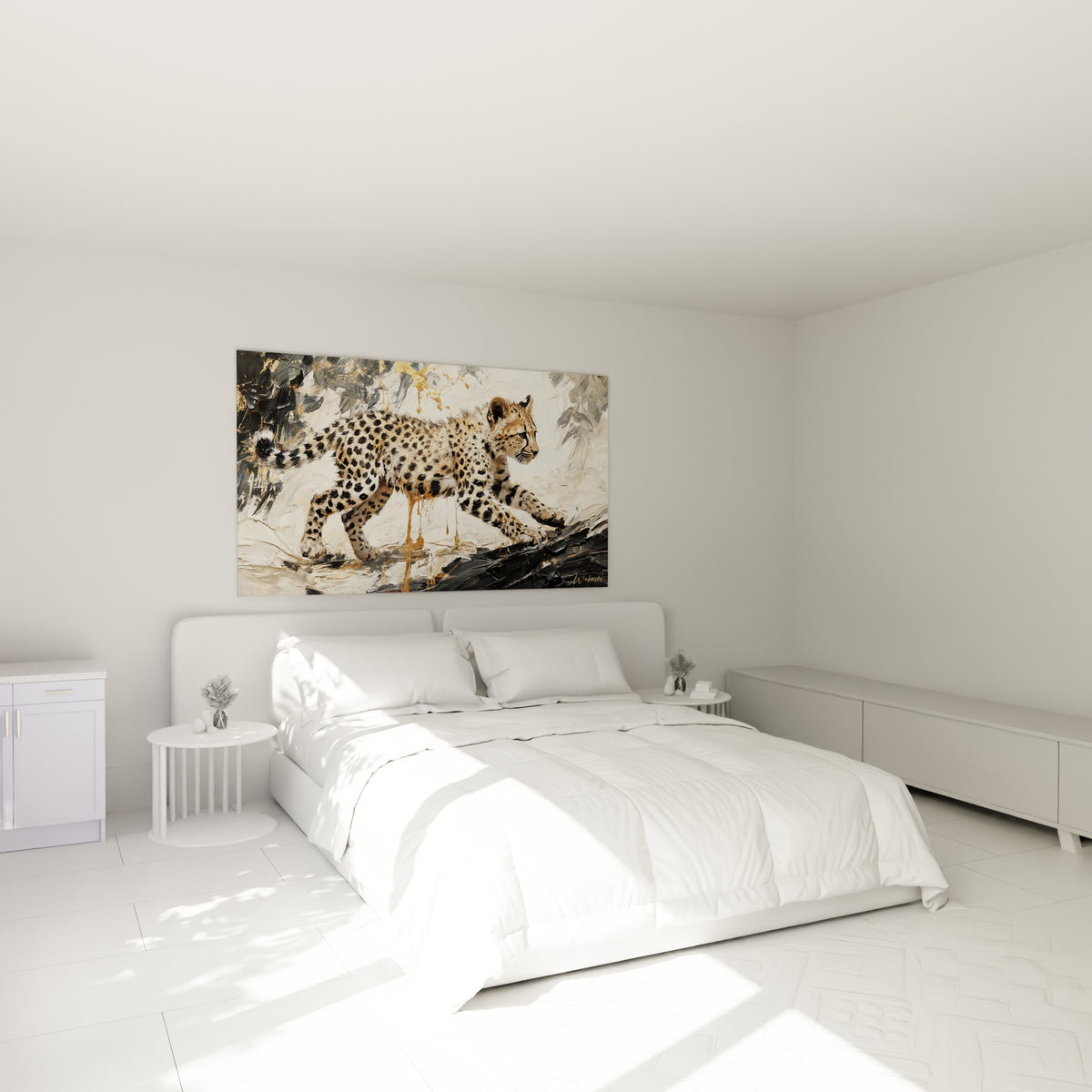 Jeune guépard fauve et anthracite en marche, empâtements dorés, accroché au-dessus d'un lit dans une chambre claire