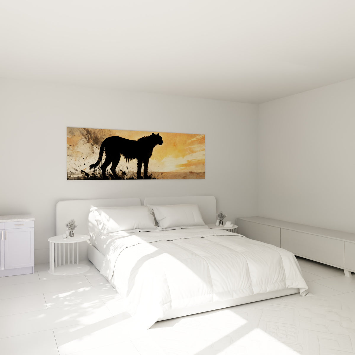 Félin sombre profilé sur fond ocre embrasé, accroché au-dessus d'un lit dans une chambre claire