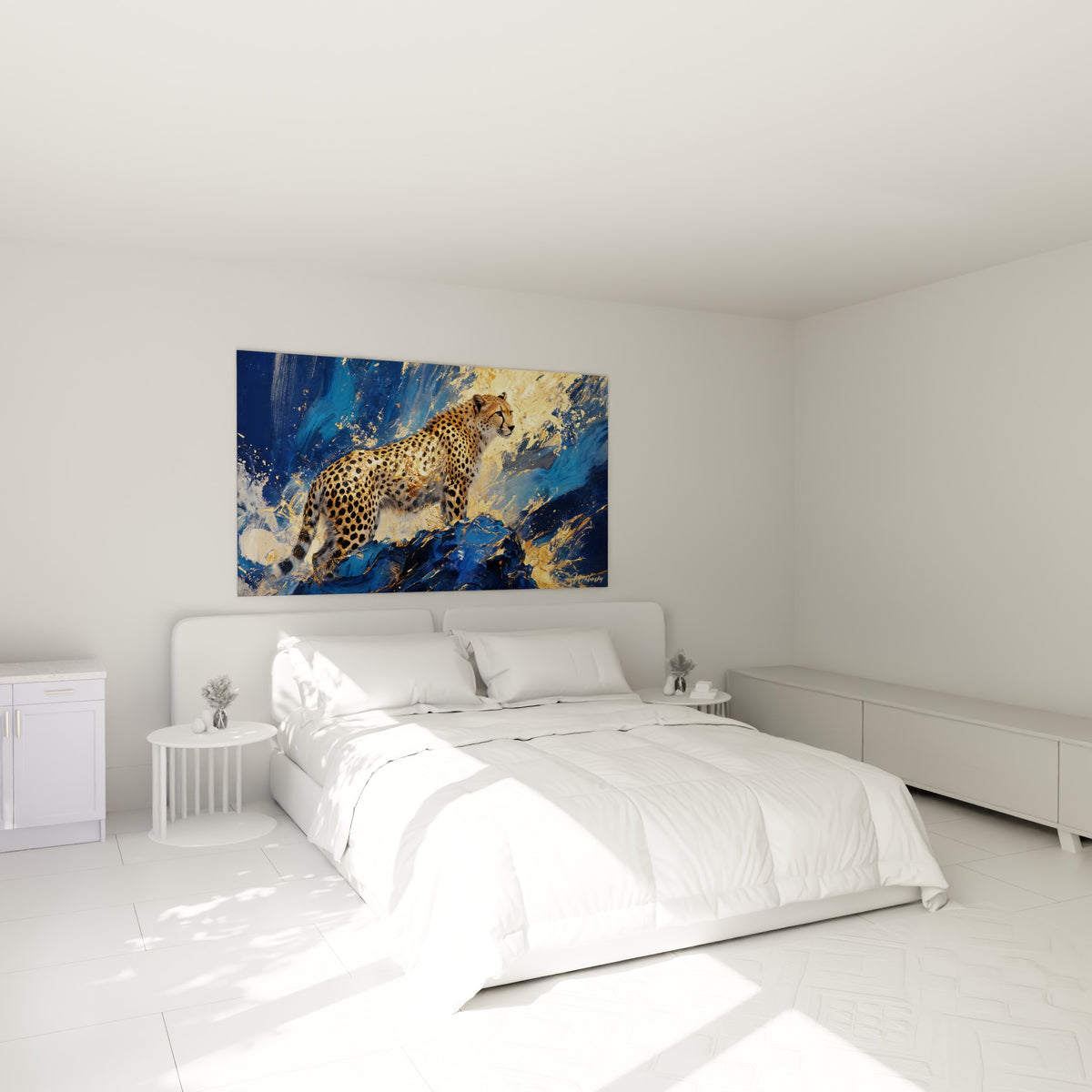Guépard fauve et bleu ciel accroché au-dessus d'un lit dans une chambre claire