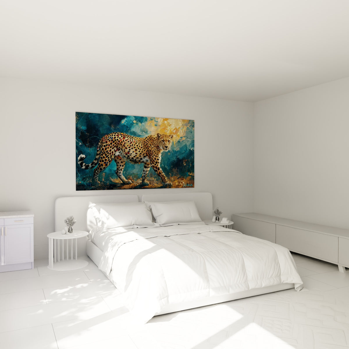Félin doré et bleu marine à mosaïque animale, accroché au-dessus d'un lit dans une chambre claire