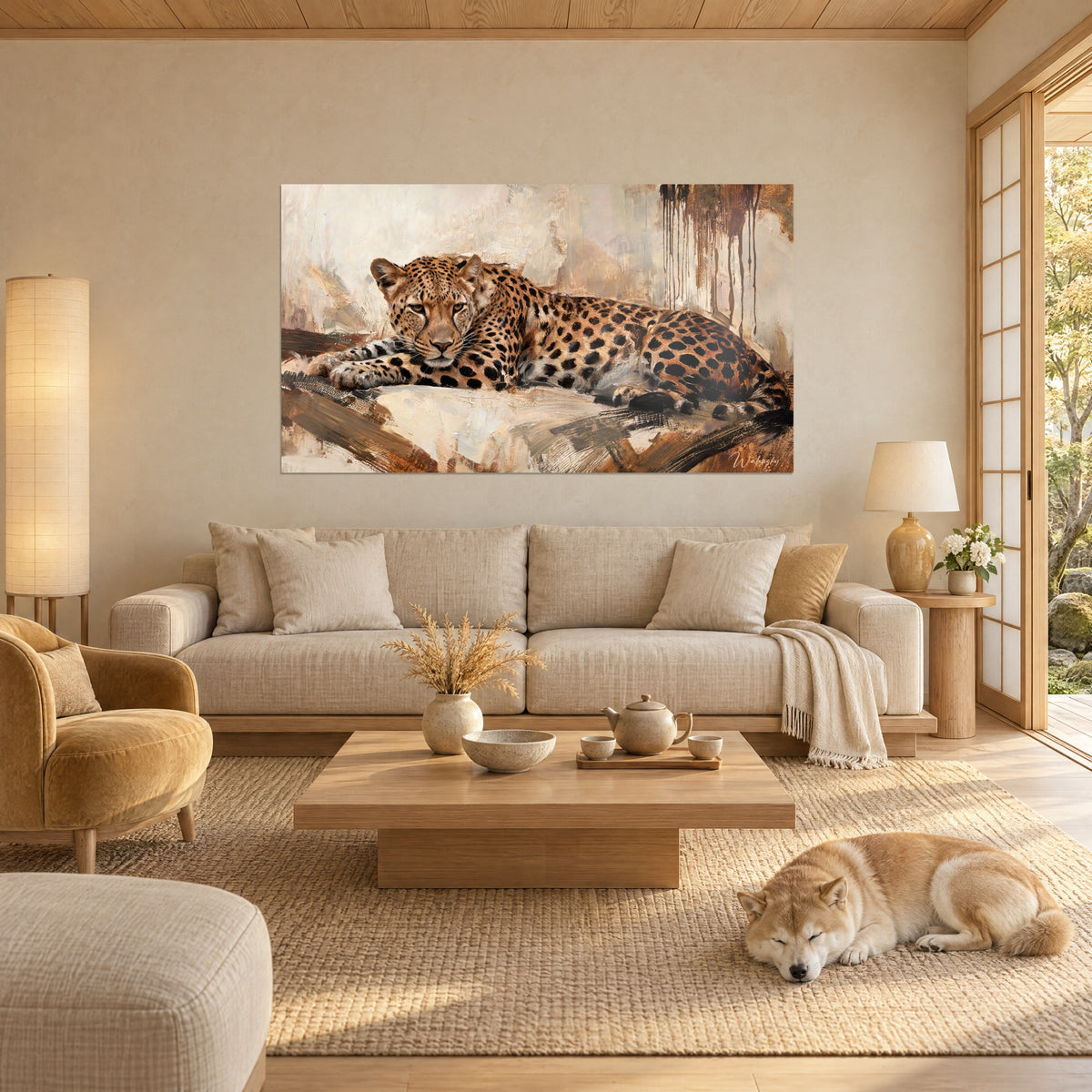 Fauve moucheté ocre et brun couché avec vigilance, tableau accroché au-dessus d'un lit dans une chambre claire