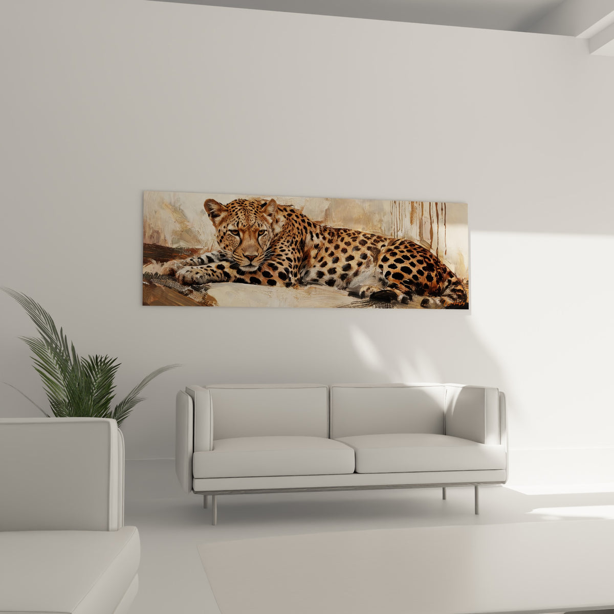 Guépard fauve au pelage moucheté noir et beige, posture détendue, au-dessus d'un canapé dans un salon lumineux