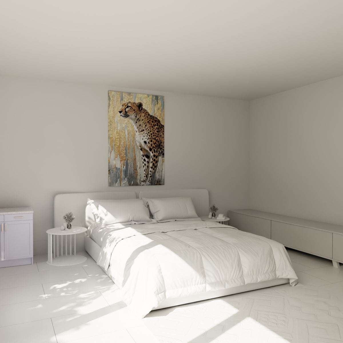 Guépard doré et anthracite en posture attentive, accroché au-dessus d'un lit dans une chambre claire