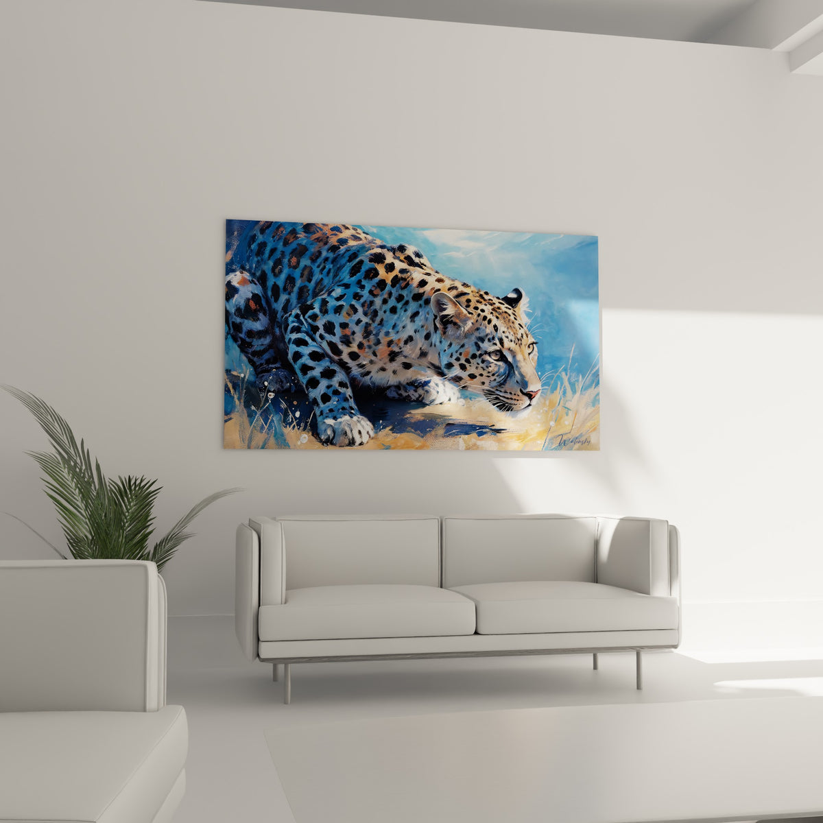 Fauve en position de chasse, taches noires sur fond bleu lumineux, au-dessus d'un canapé dans un salon lumineux