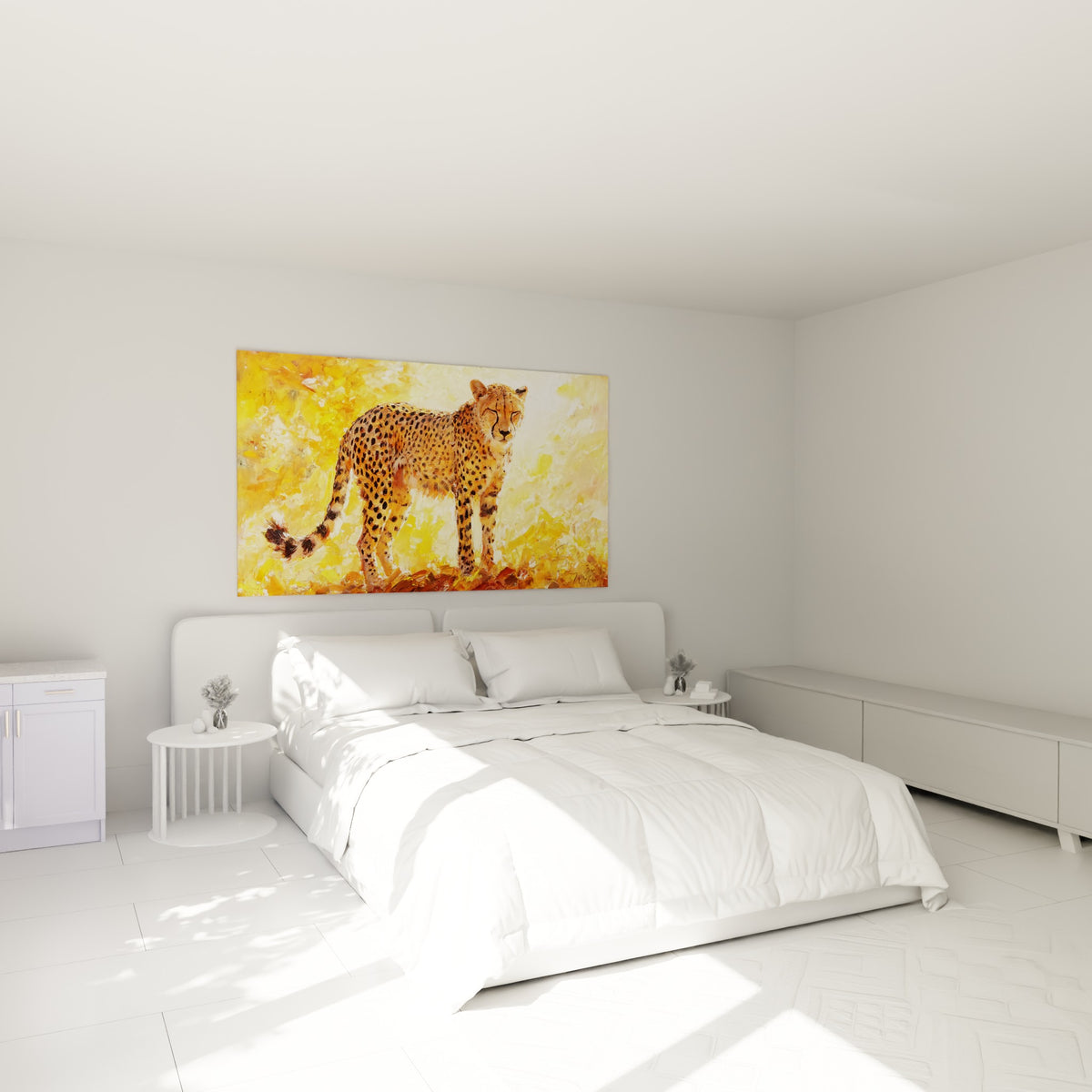 Regard perçant du guépard fauve et jaune, au-dessus d'un lit dans une chambre claire