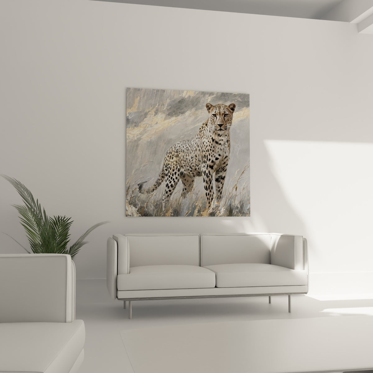 Prédateur felin au regard perçant, pelage beige et anthracite, disposé au-dessus d'un canapé dans un salon lumineux